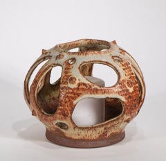 Portavelas brutalista con diseño reticulado de American Studio Pottery