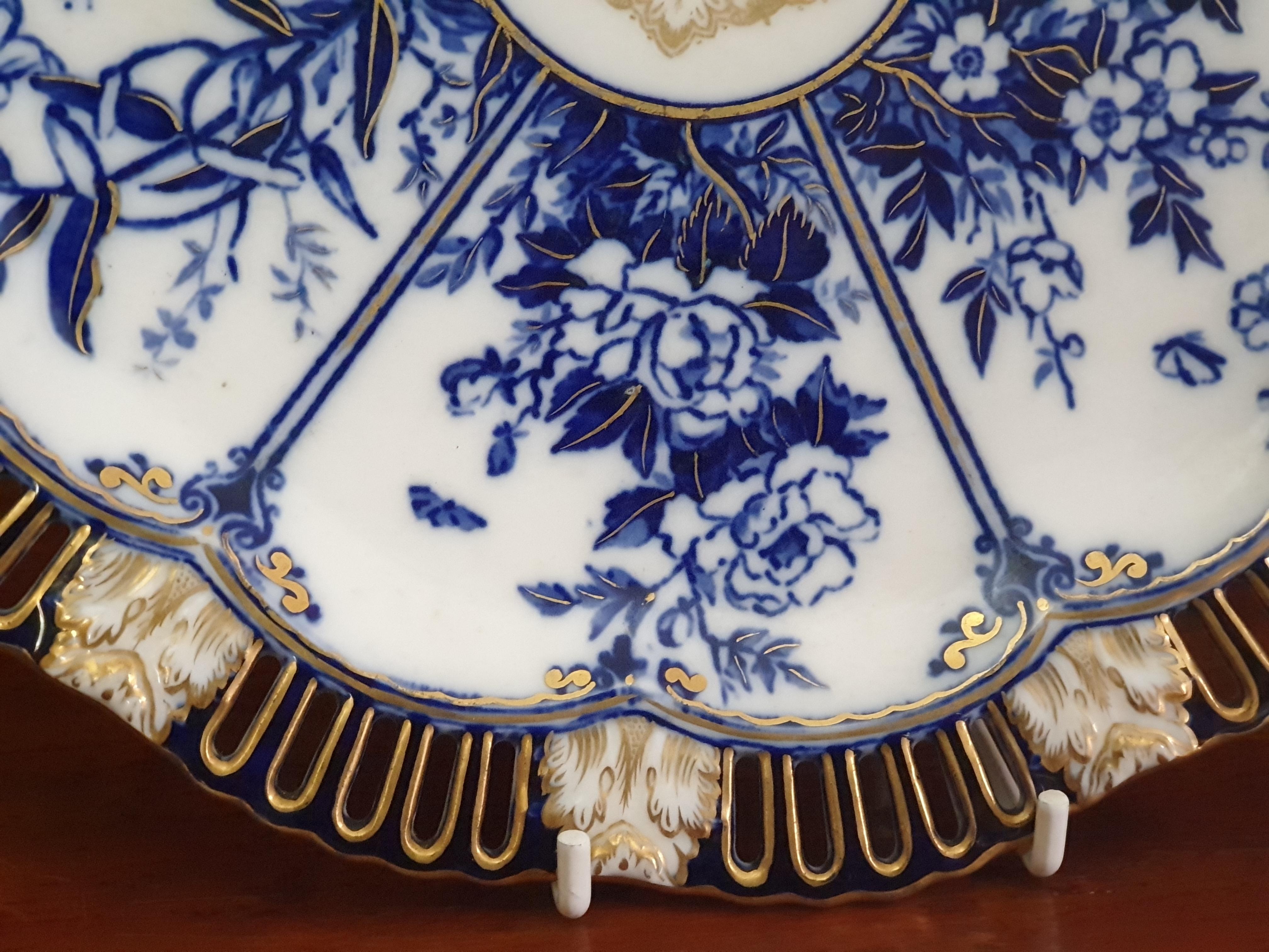Reticulated Floral Panelled Lotus English Coalport Set Of 4 Cabinet Plates In Good Condition For Sale In London, GB