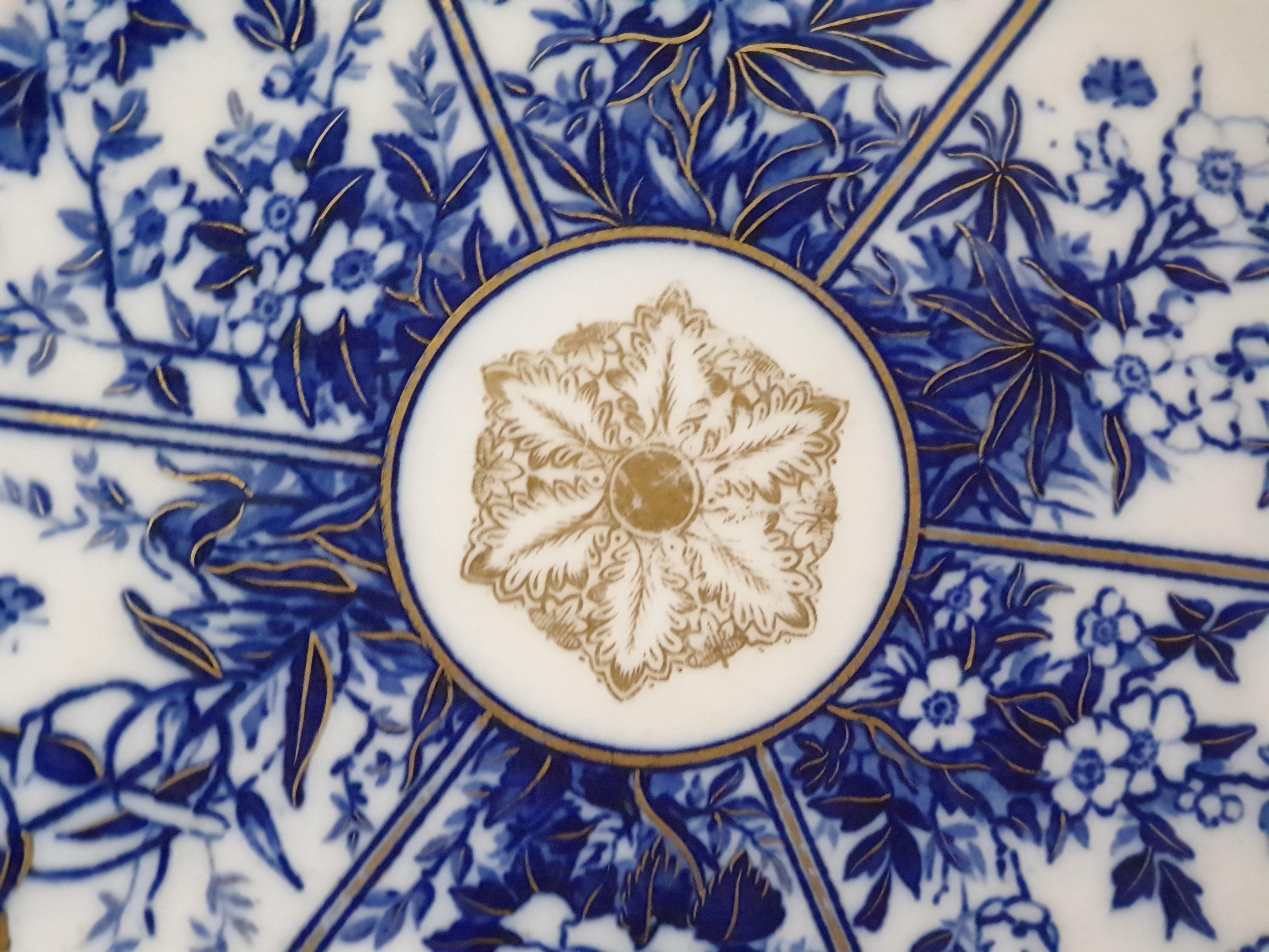 Set di 4 piatti da appoggio con pannelli floreali Reticulated Lotus English Coalport In condizioni buone in vendita a London, GB