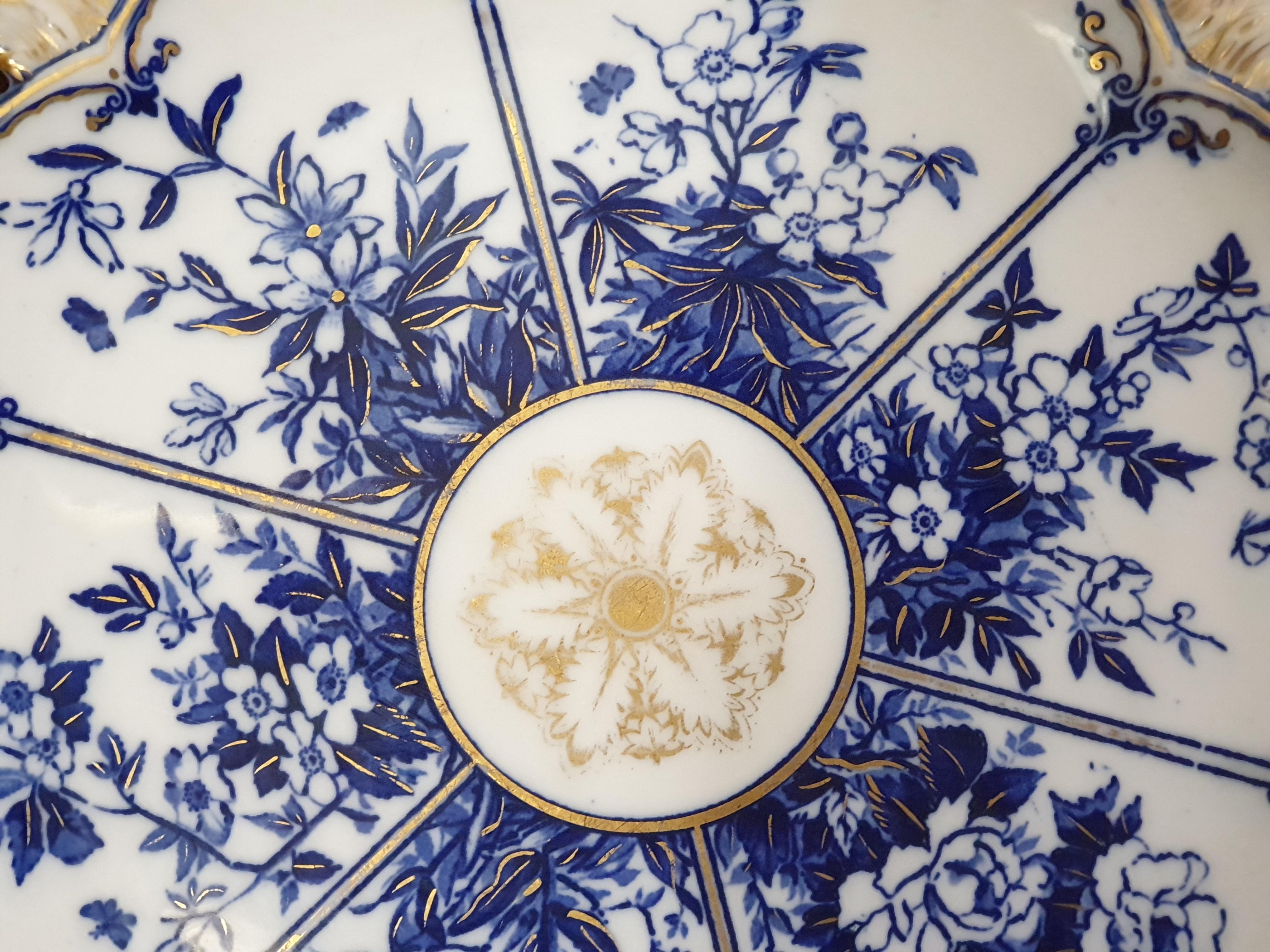 Metà XIX secolo Set di 4 piatti da appoggio con pannelli floreali Reticulated Lotus English Coalport in vendita