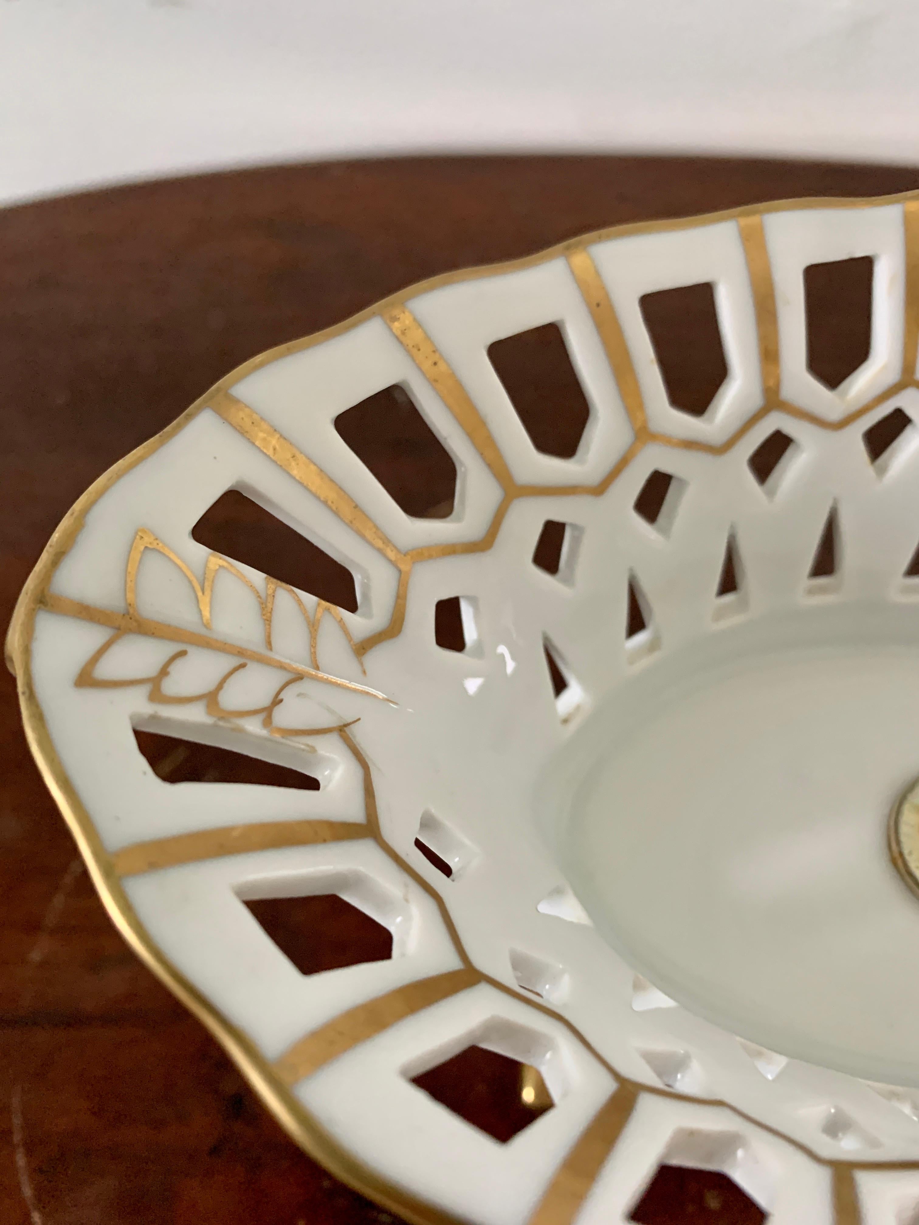 Compotier réticulé en porcelaine blanche et dorée de style Régence Bon état - En vente à Elkhart, IN