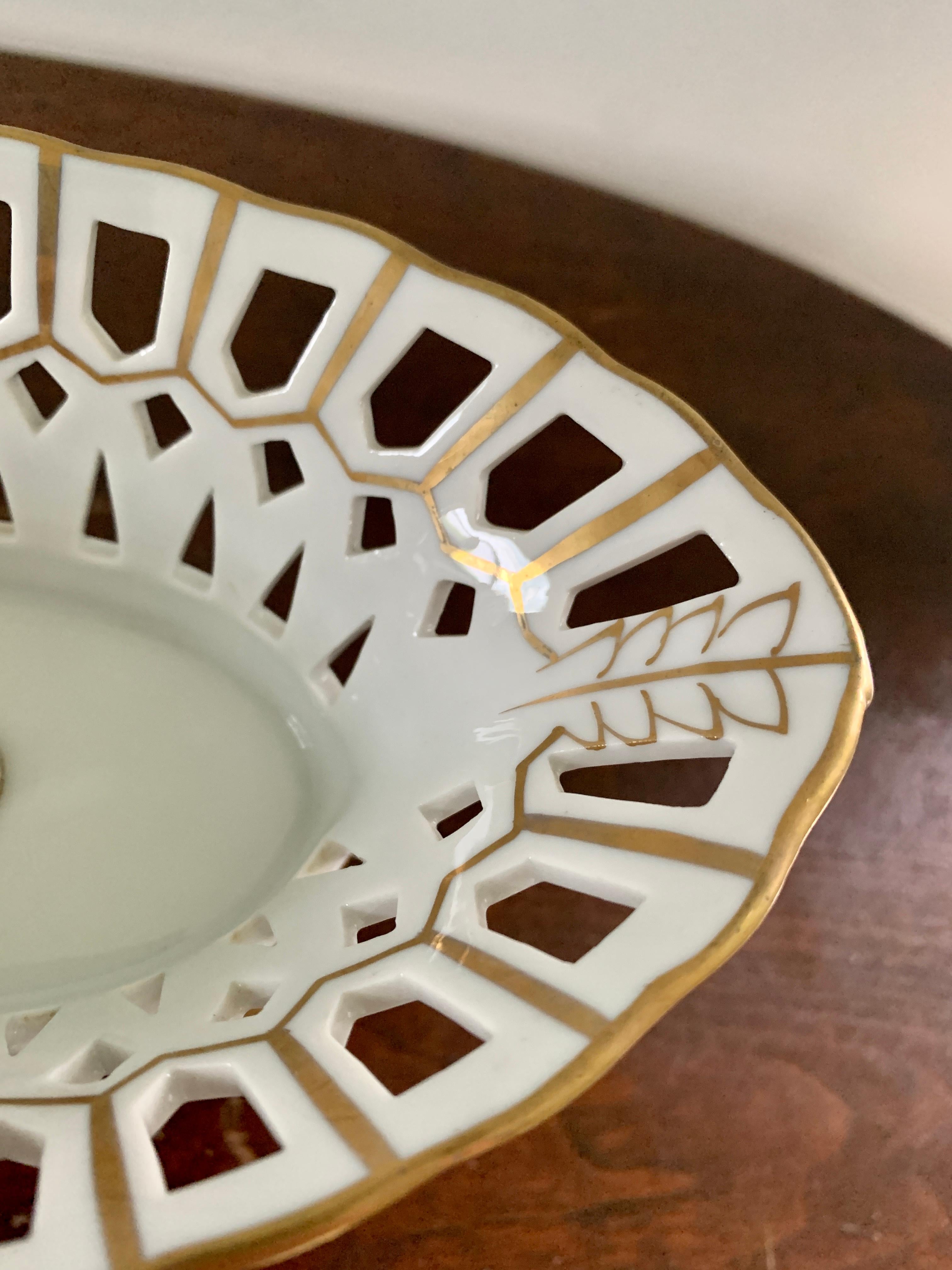20ième siècle Compotier réticulé en porcelaine blanche et dorée de style Régence en vente