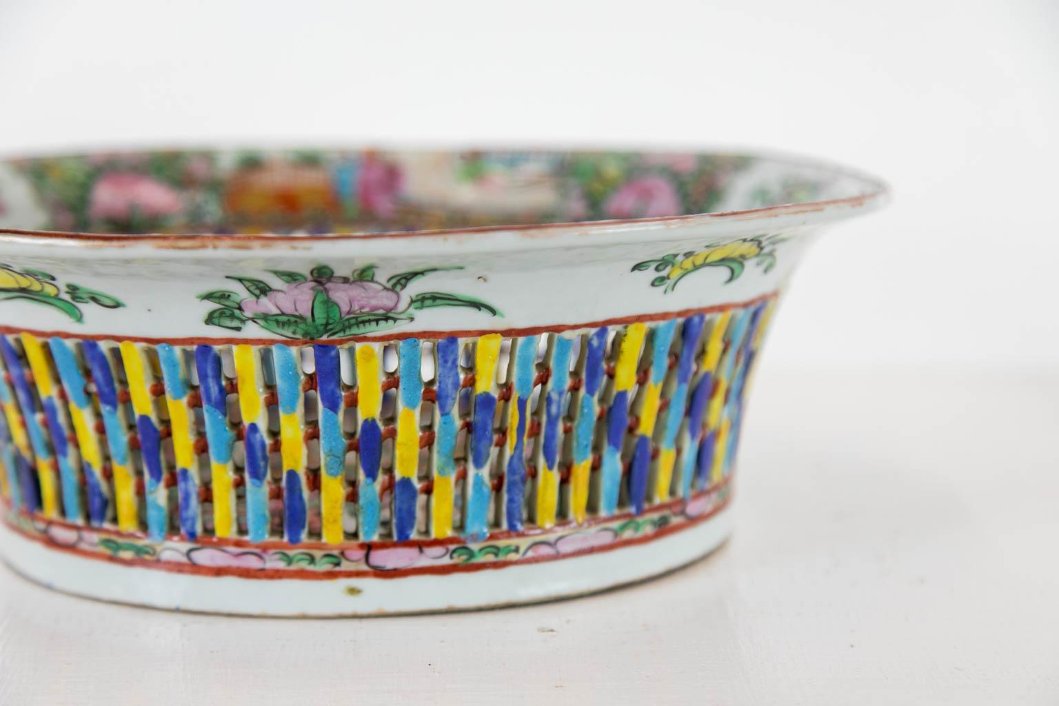 Reticulated Rose Medallion Bowl In Good Condition In Wilson, NC