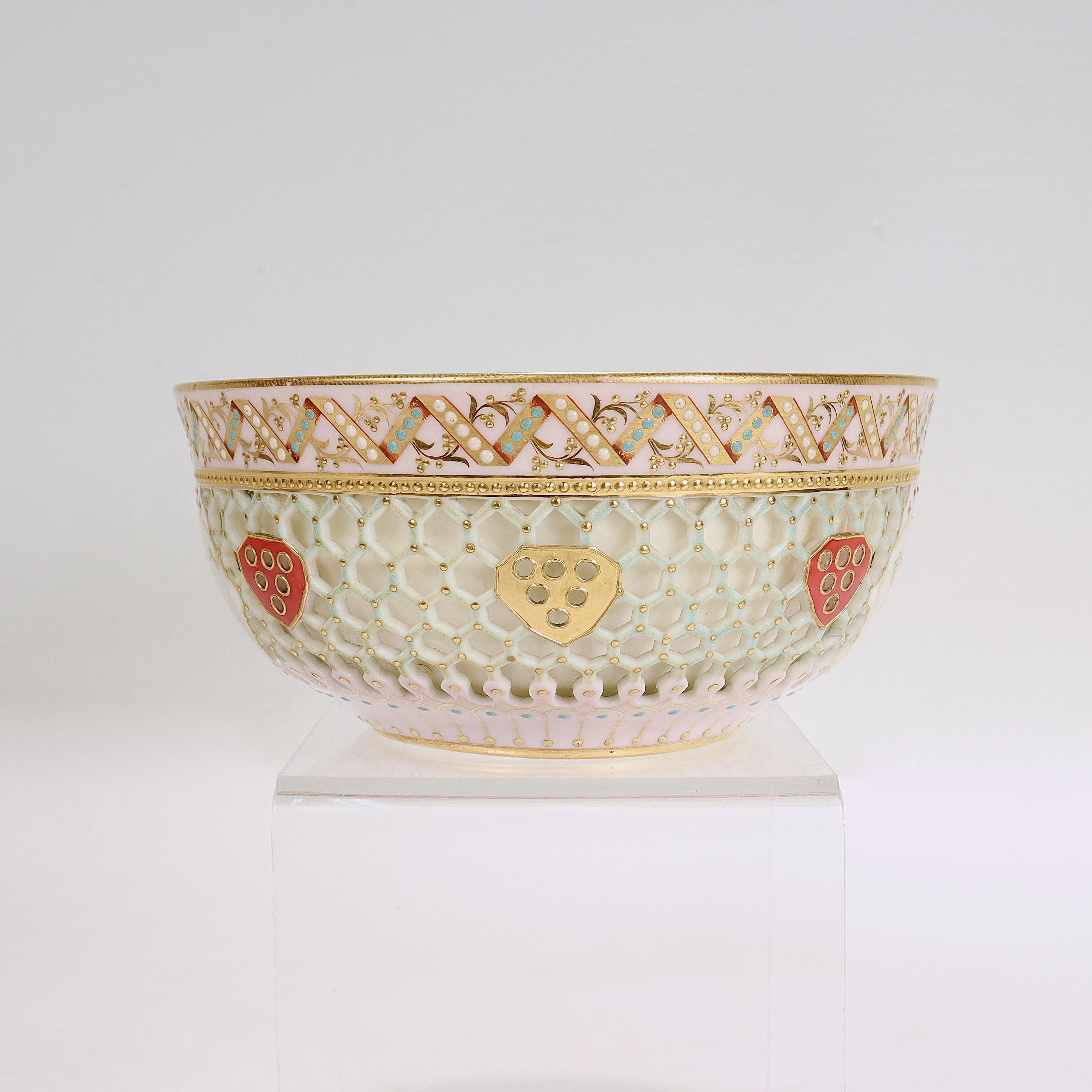 Mouvement esthétique Bol en porcelaine royale de Worcester réticulé attribué à George Owen et Samuel Ranford en vente