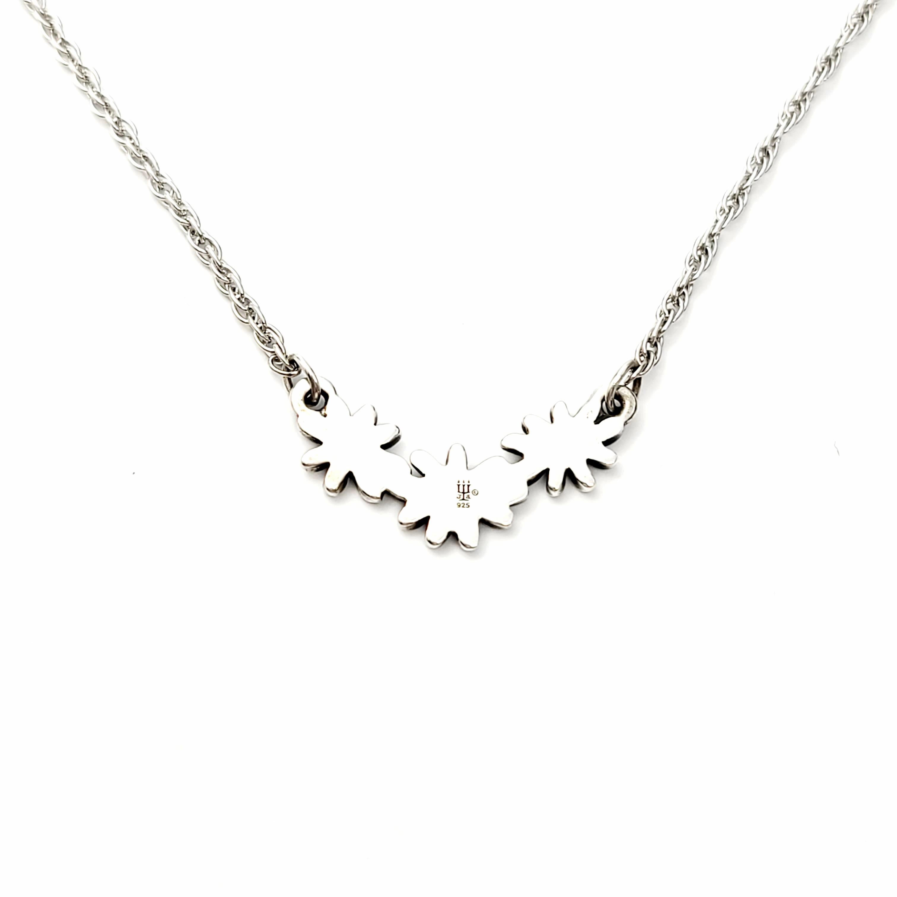 Ausgediente James Avery Sterling Silber Margarita Gänseblümchen Halskette. 

Süßes und zartes Collier mit drei Gänseblümchen an einer Halskette. 

Maße 16