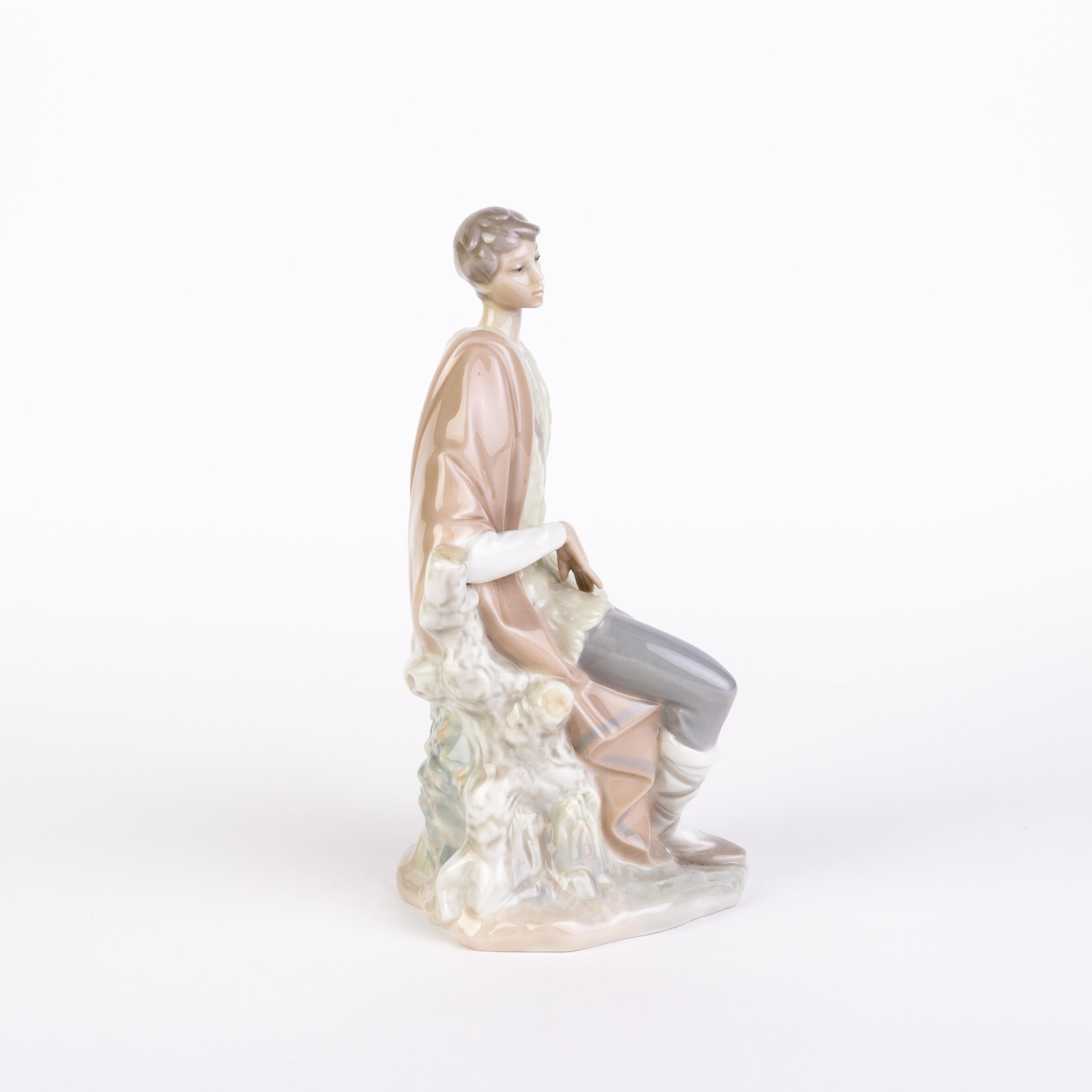 Retired Lladro Fine Porcelain Sculpture Figure Seated Gentleman 
Good condition
From a private collection.
Free international shipping.