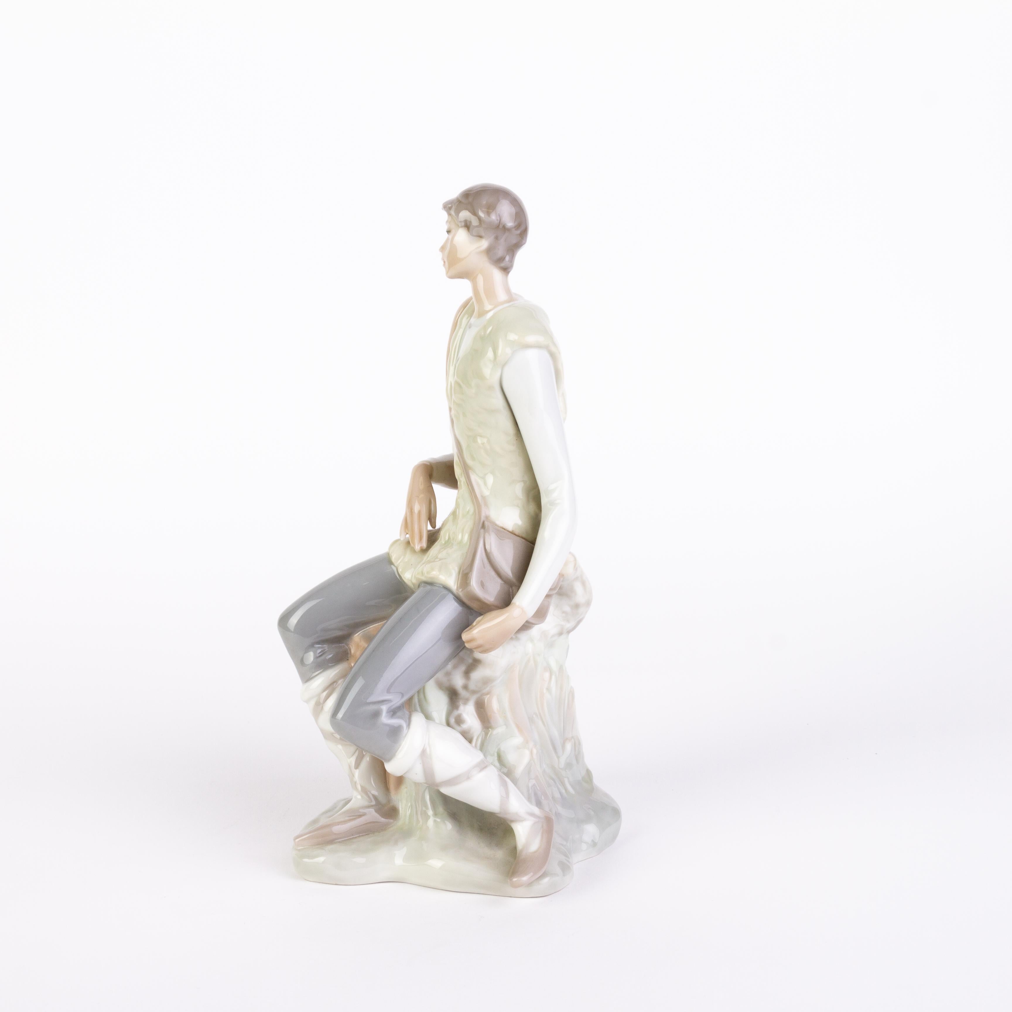 Retired Lladro Fine Porcelain Sculpture Figure Seated Gentleman  In Good Condition For Sale In Nottingham, GB