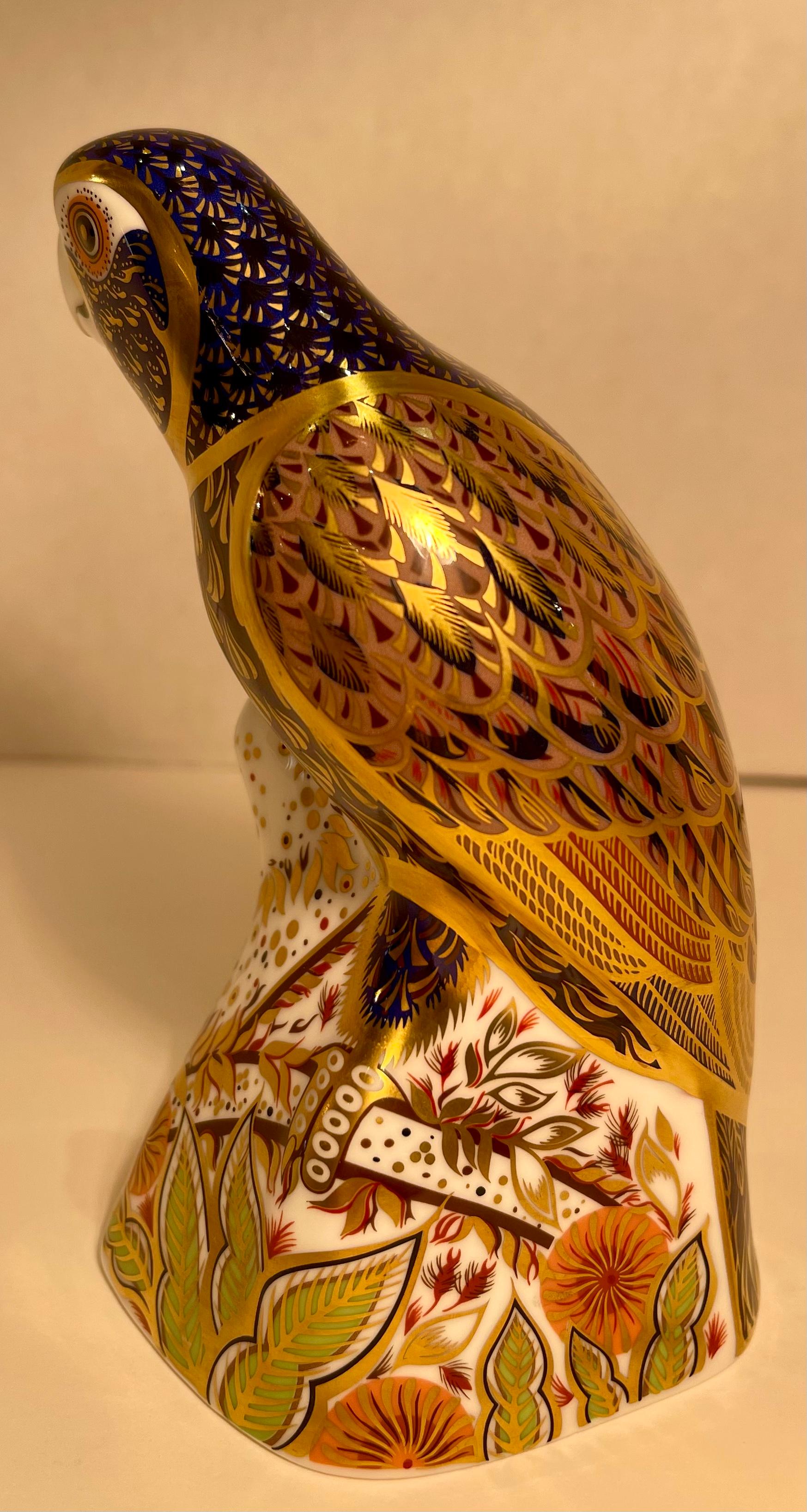 Fait main Figurine de perroquet ou presse-papiers en porcelaine anglaise à la cendre d'os de la couronne royale de Derby restaurée en vente