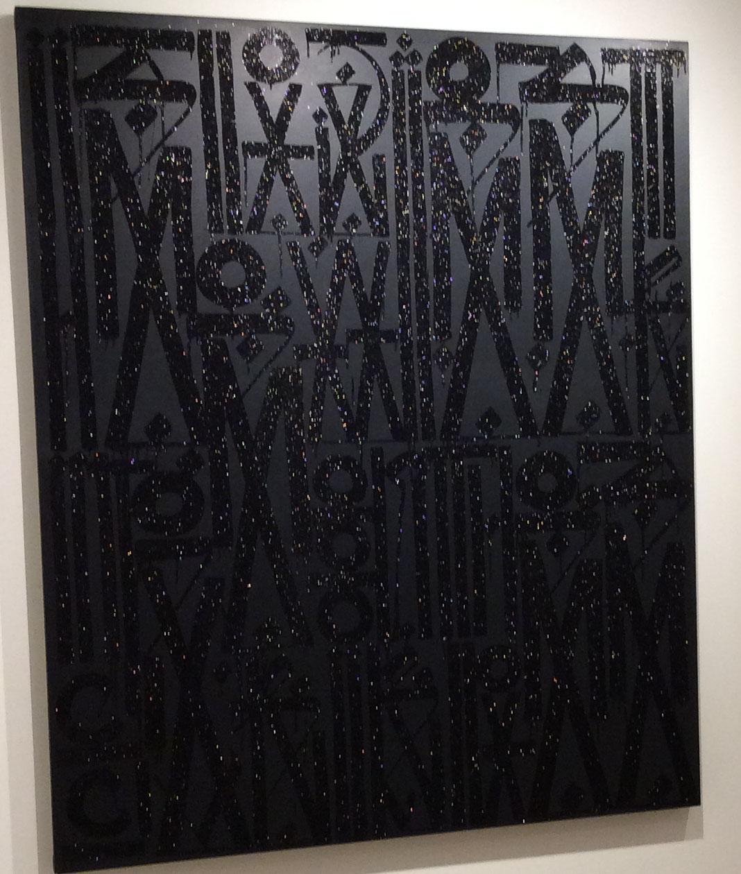 El arte de Retna se critica como un lenguaje visual único y transcultural que mezcla caligrafía, graffiti y jeroglíficos, ofreciendo una experiencia meditativa y rítmica que reta al espectador a descifrar su denso y personal simbolismo, al tiempo