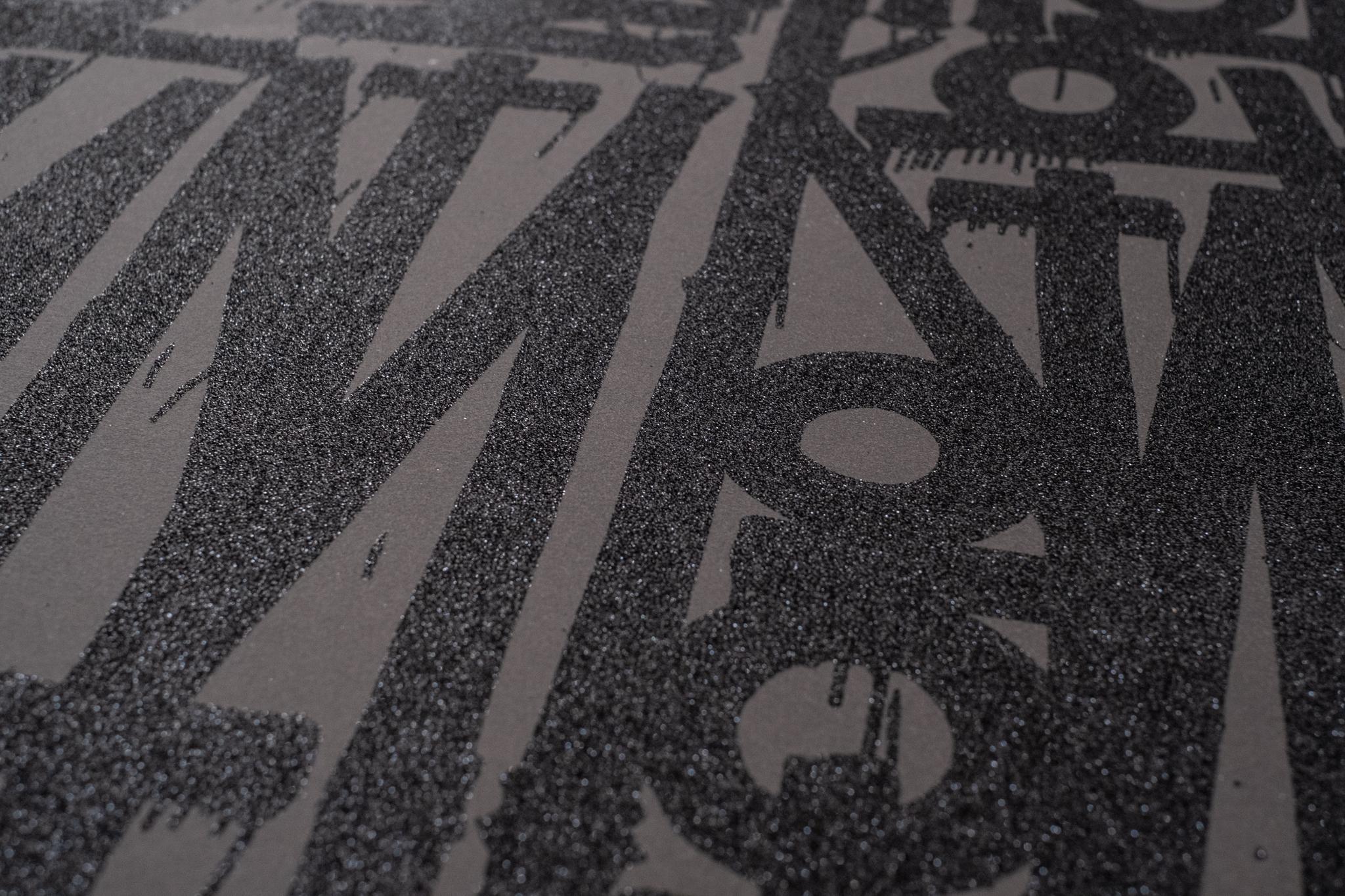 „EVEN THE HEART SKIPS A BEAT“ (Schwarz auf Schwarz) im Angebot 2