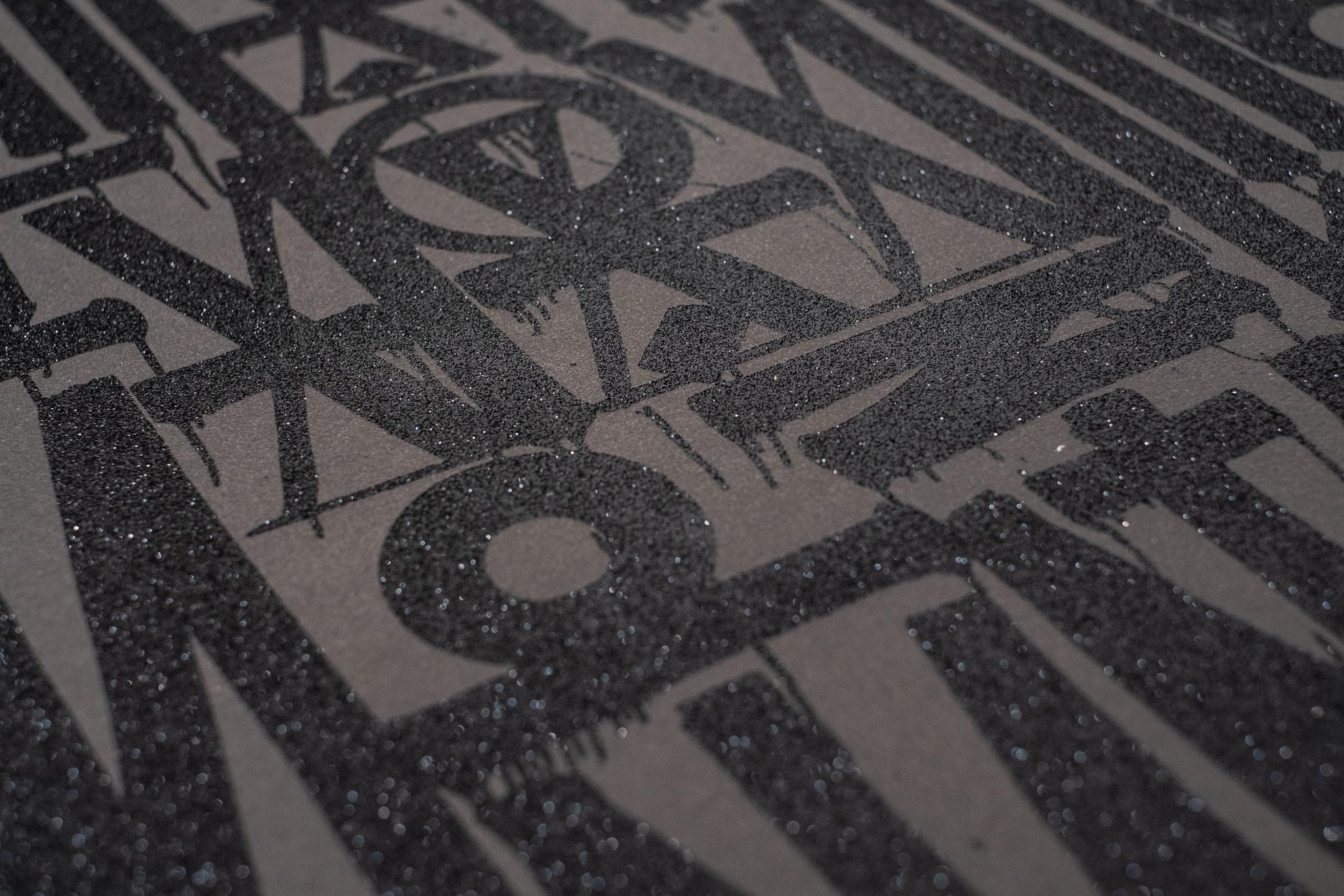 „EVEN THE HEART SKIPS A BEAT“ (Schwarz auf Schwarz) im Angebot 4