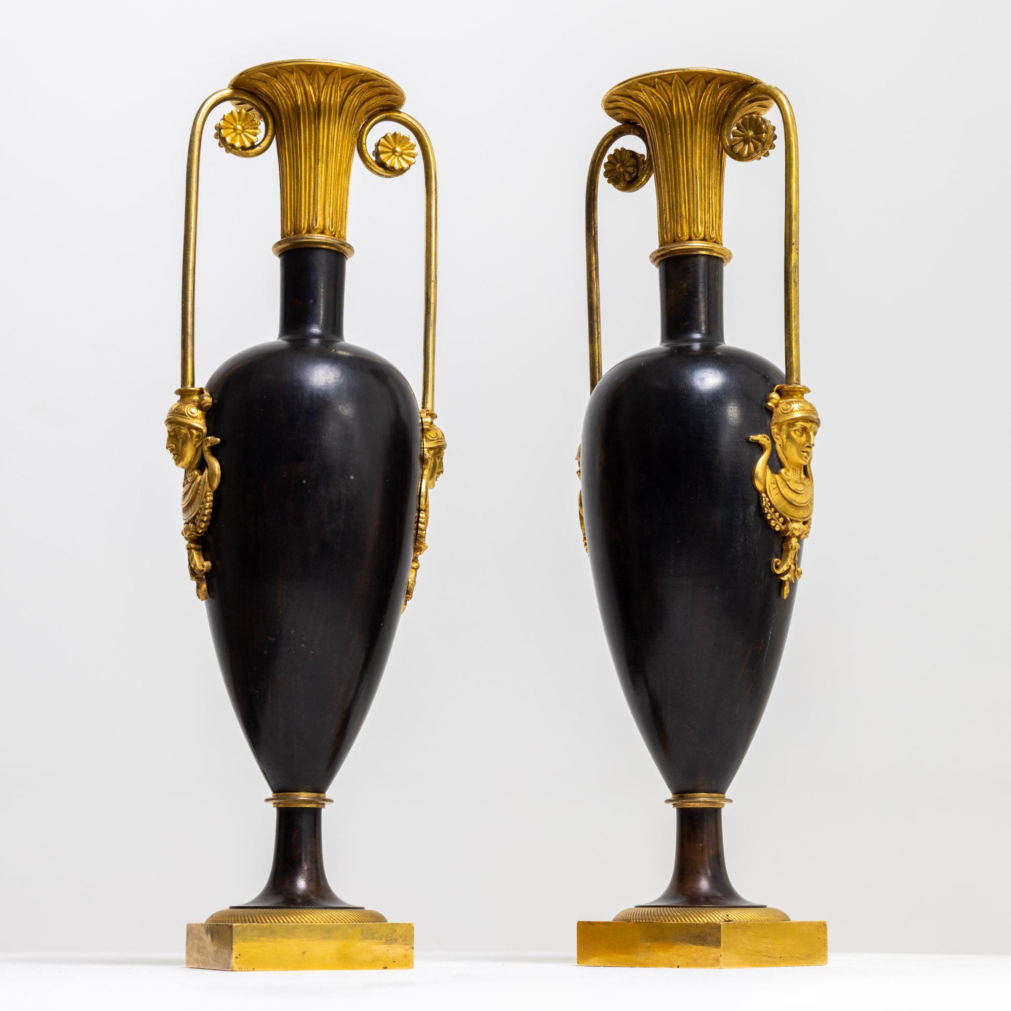 Paire de vases en bronze doré au feu et bruni avec des éléments décoratifs de style Retour d'Egypte.