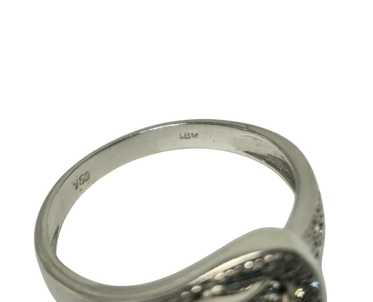Fabriquée en luxueux or blanc 14 carats, cette bague en diamant vintage présente un total de 0,25 carats de diamants ronds de taille brillant, d'une clarté VS et d'une couleur G pour une brillance exceptionnelle. Avec son design en forme de