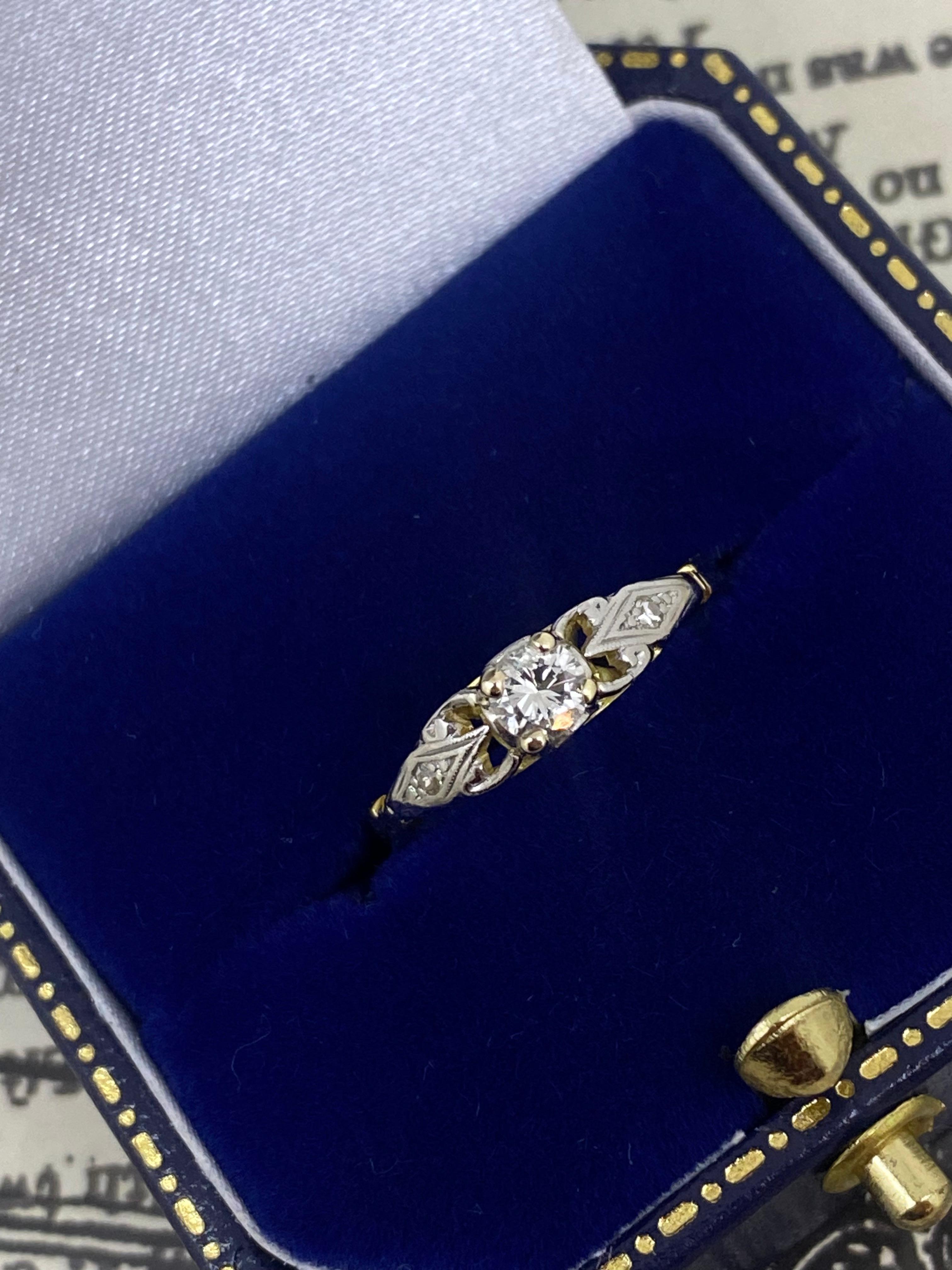Rétro Bague rétro en or jaune 18 carats et platine avec solitaire en diamant de 0,25 carat et accents en vente