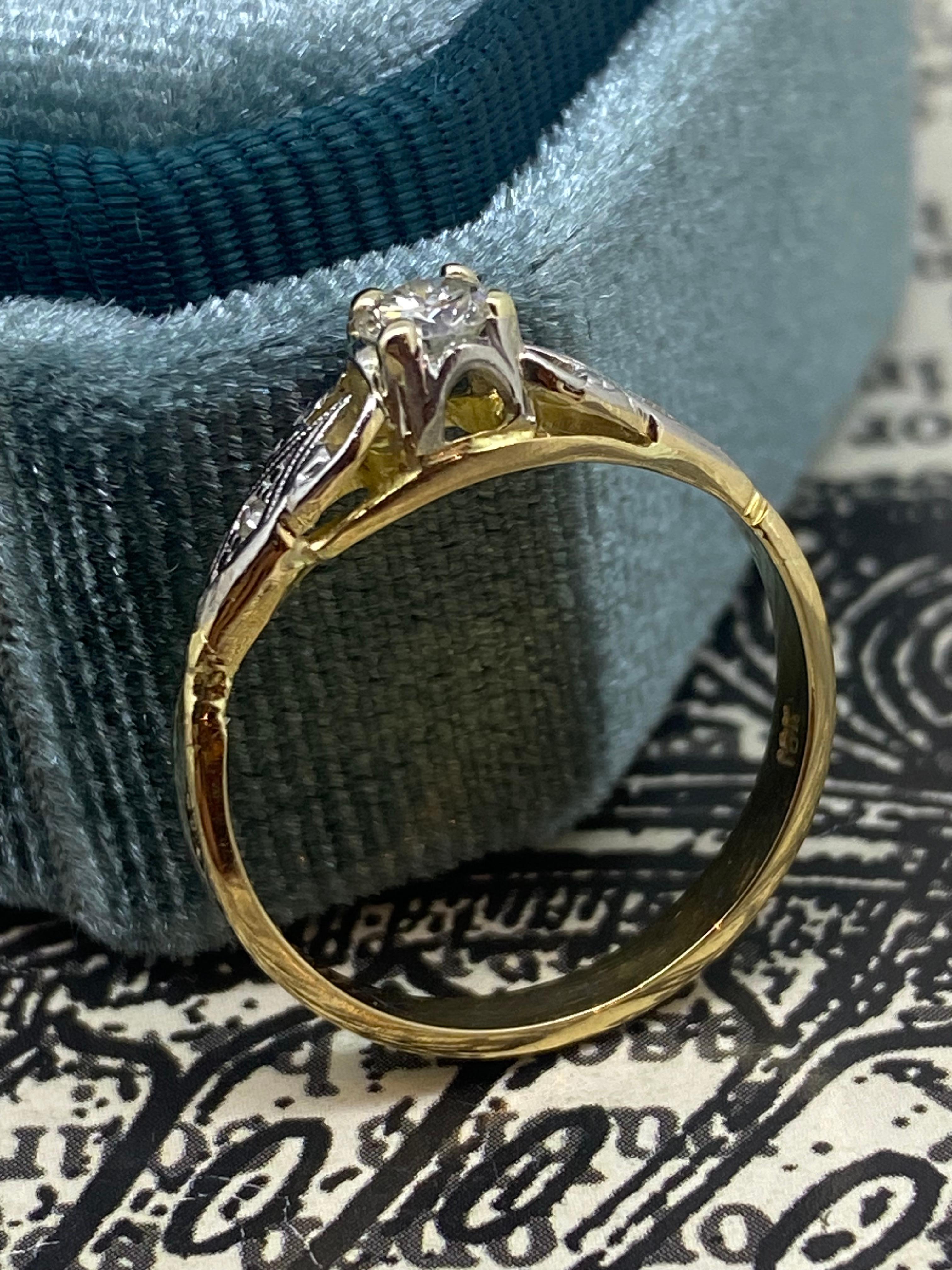 Taille ronde Bague rétro en or jaune 18 carats et platine avec solitaire en diamant de 0,25 carat et accents en vente