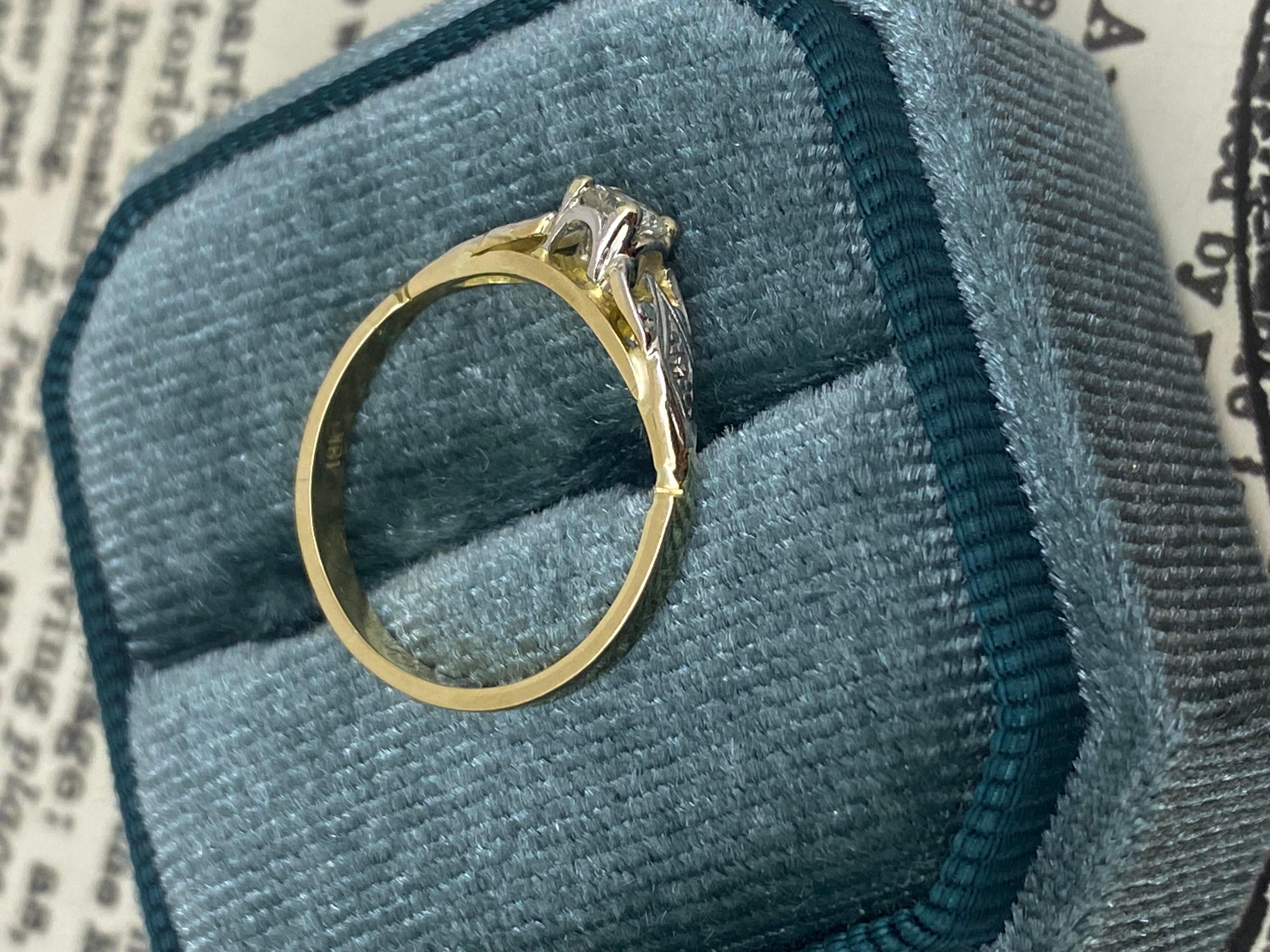 Bague rétro en or jaune 18 carats et platine avec solitaire en diamant de 0,25 carat et accents Excellent état - En vente à MELBOURNE, AU