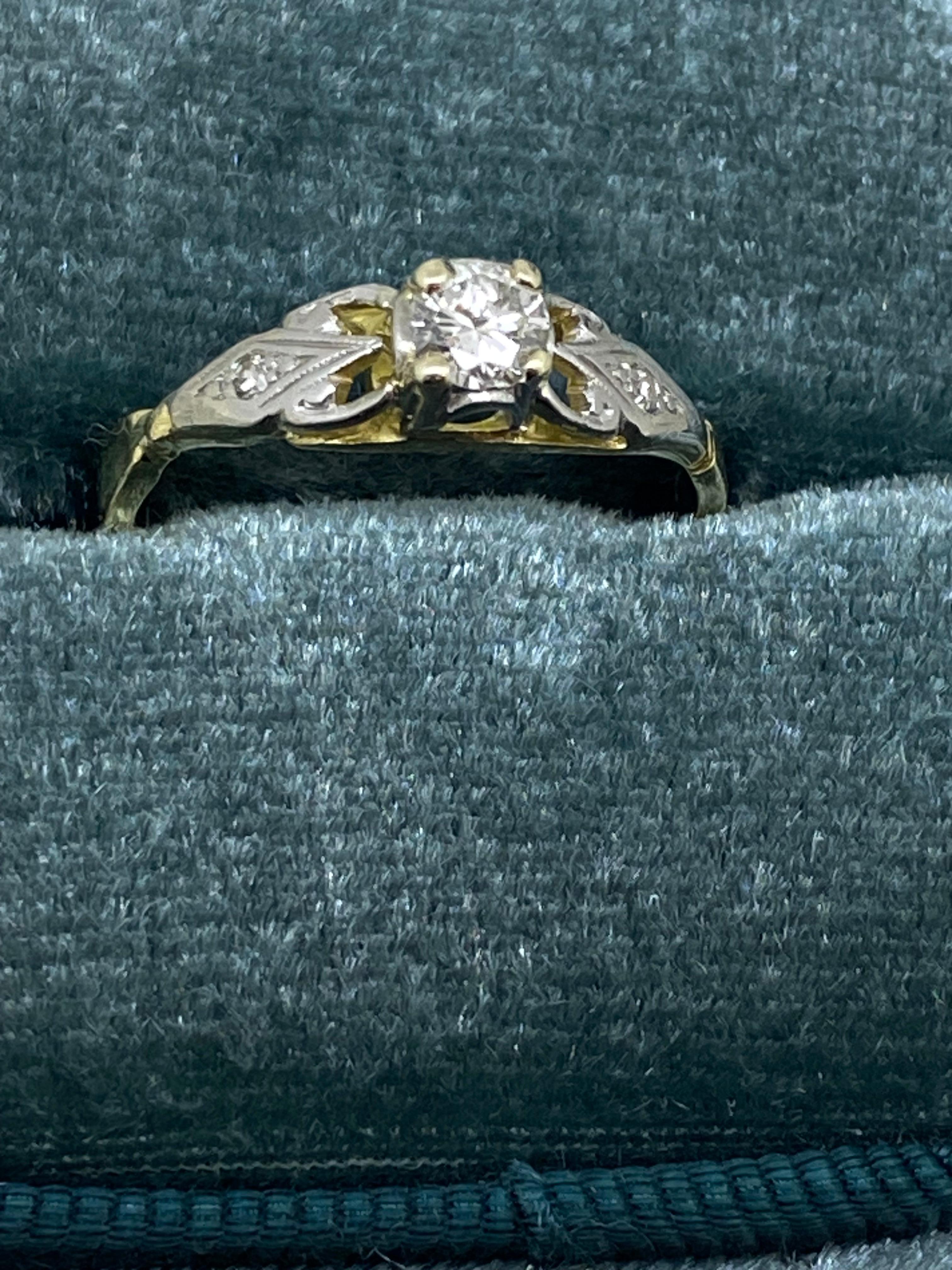 Bague rétro en or jaune 18 carats et platine avec solitaire en diamant de 0,25 carat et accents Pour femmes en vente