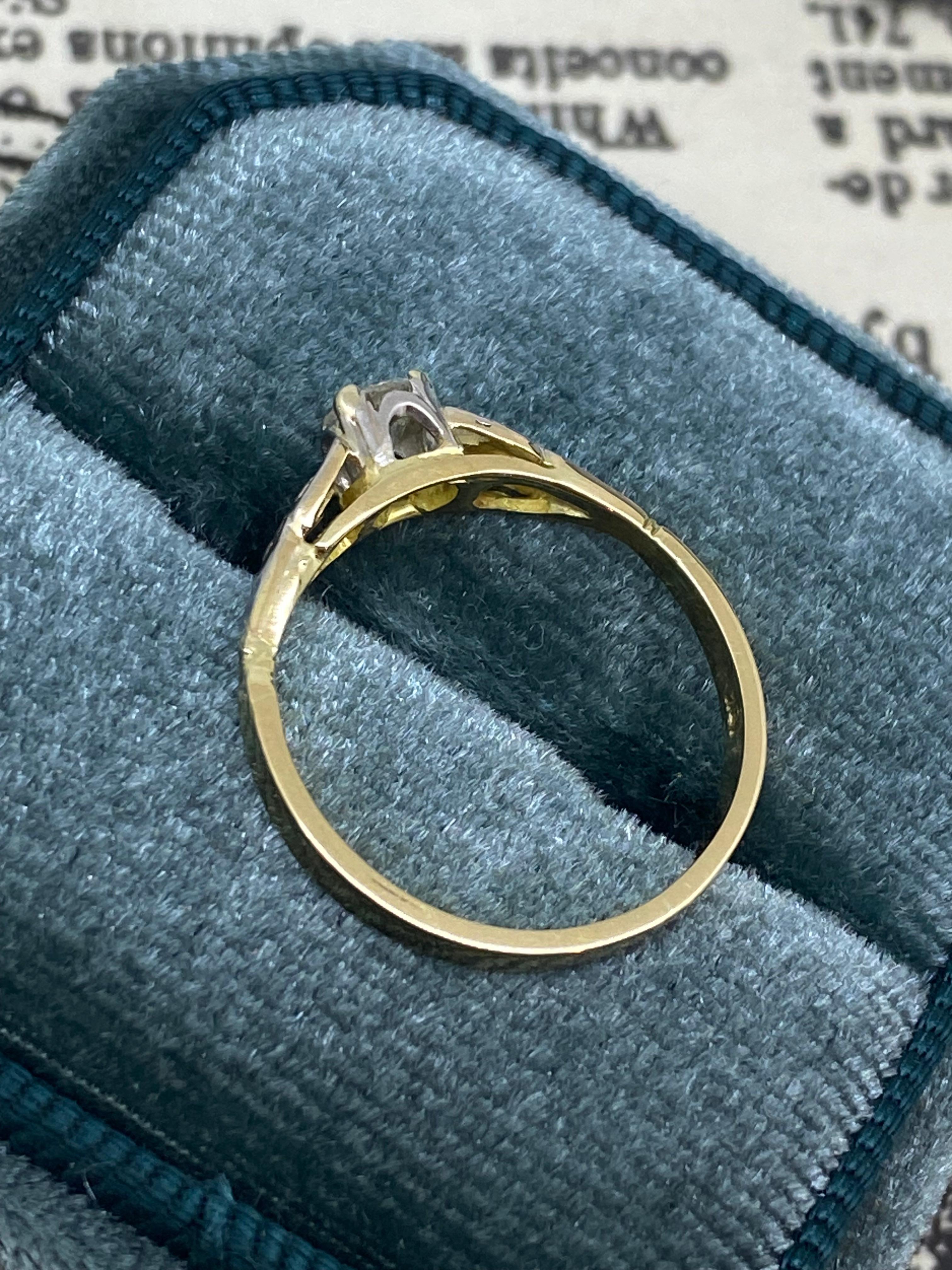 Bague rétro en or jaune 18 carats et platine avec solitaire en diamant de 0,25 carat et accents en vente 1