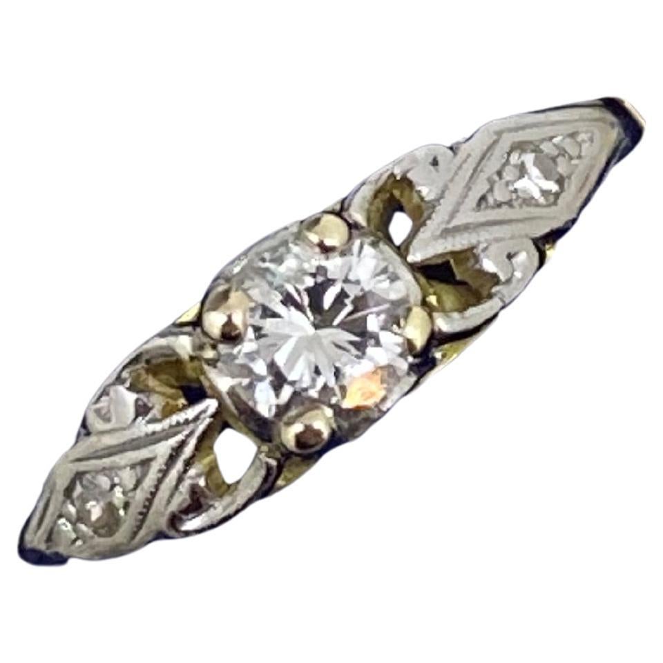 Anillo retro de oro amarillo de 18 quilates y platino con solitario de diamante de 0,25 quilates y acentos