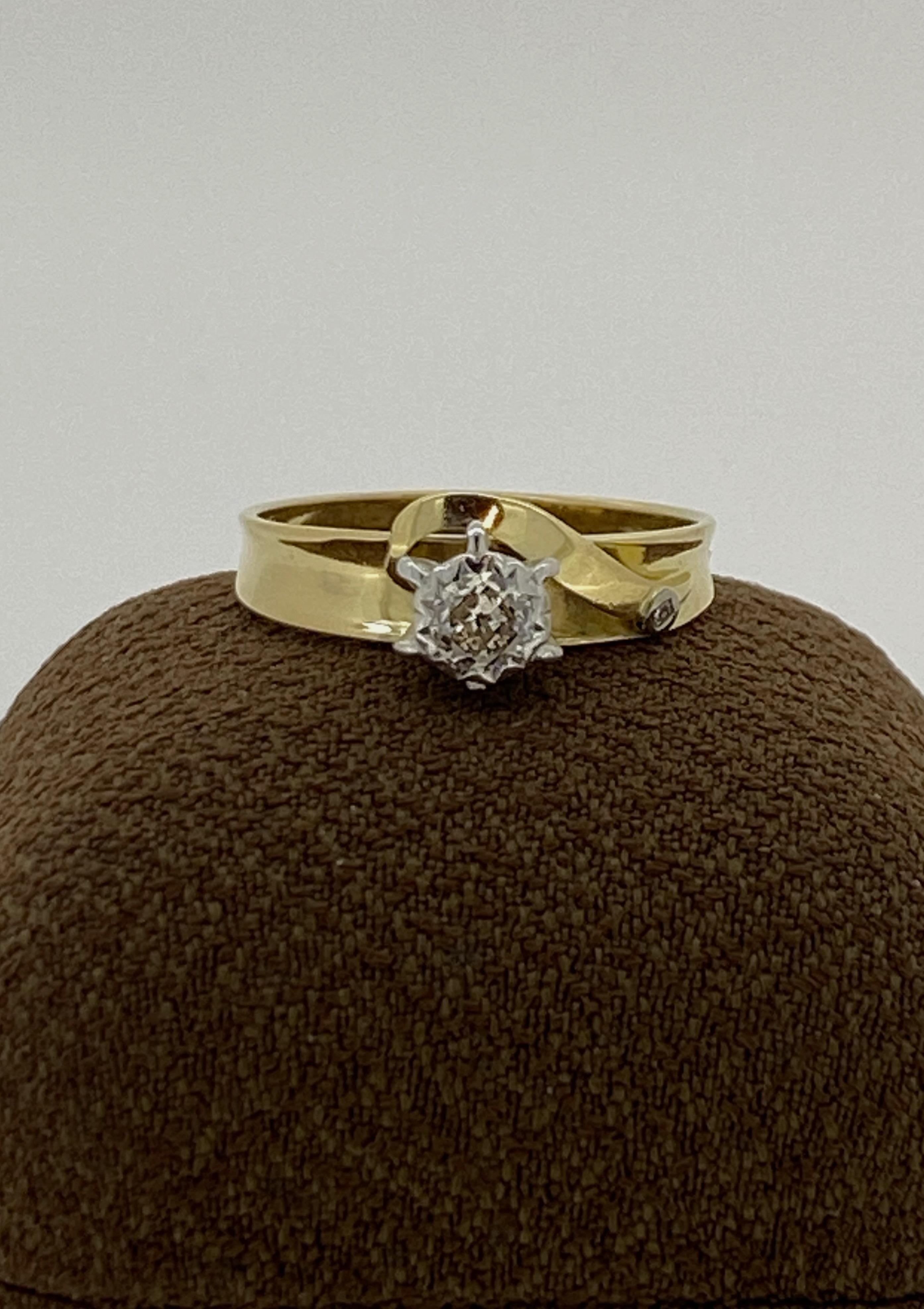 Klassisch und zeitlos, 
dieses Stück ist retro aus den 1960er Jahren, 
dennoch ist er in einem bemerkenswerten Zustand 

Der begehrte Solitär mit Akzentdesign, 
dieser handgefertigte Ring enthält einen runden Diamanten im alteuropäischen Schliff