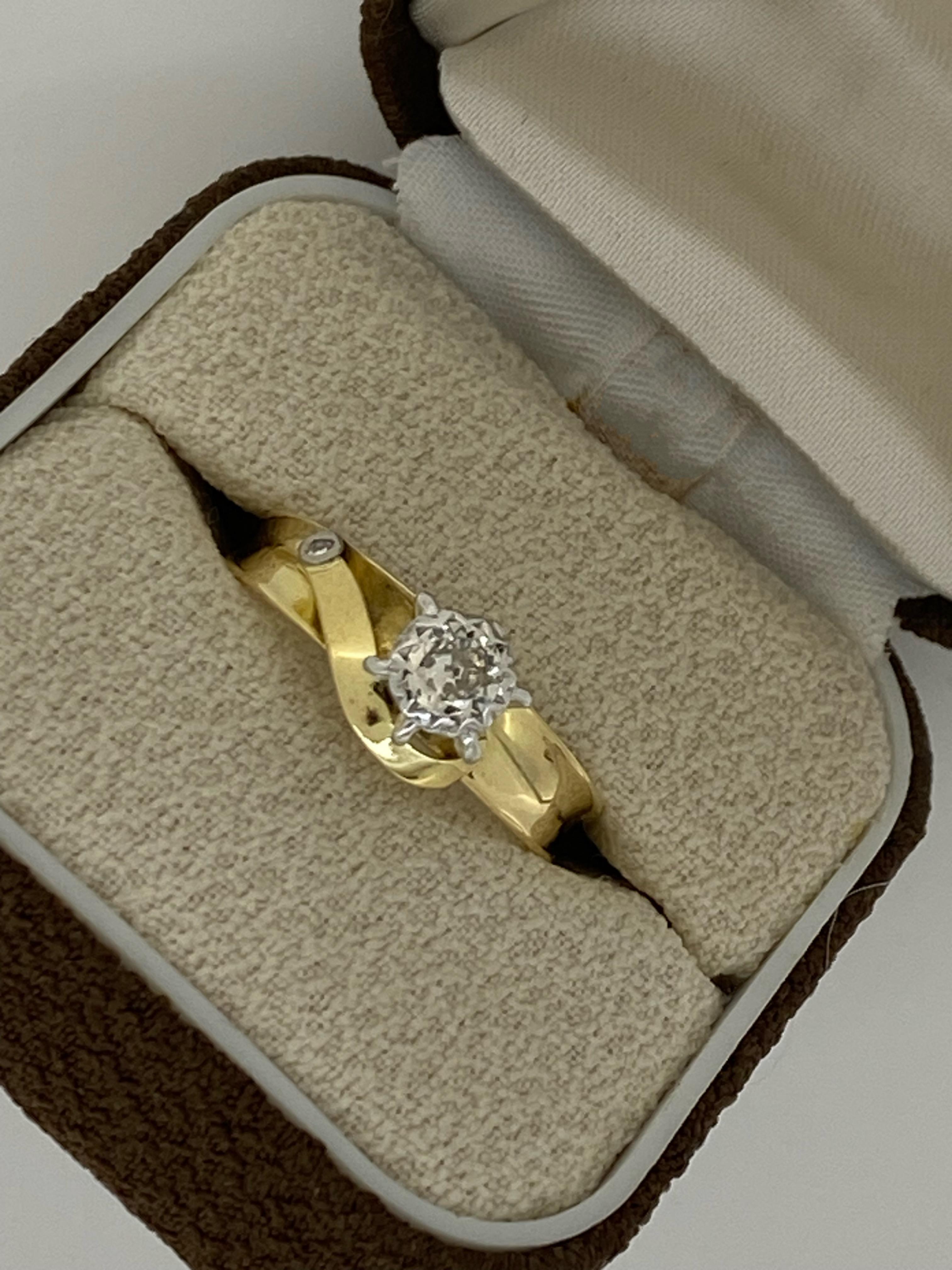 Retro 0.30ct Old-European Cut Diamond Solitaire with Accents Ring in 18K/Plat. In Excellent Condition For Sale In MELBOURNE, AU