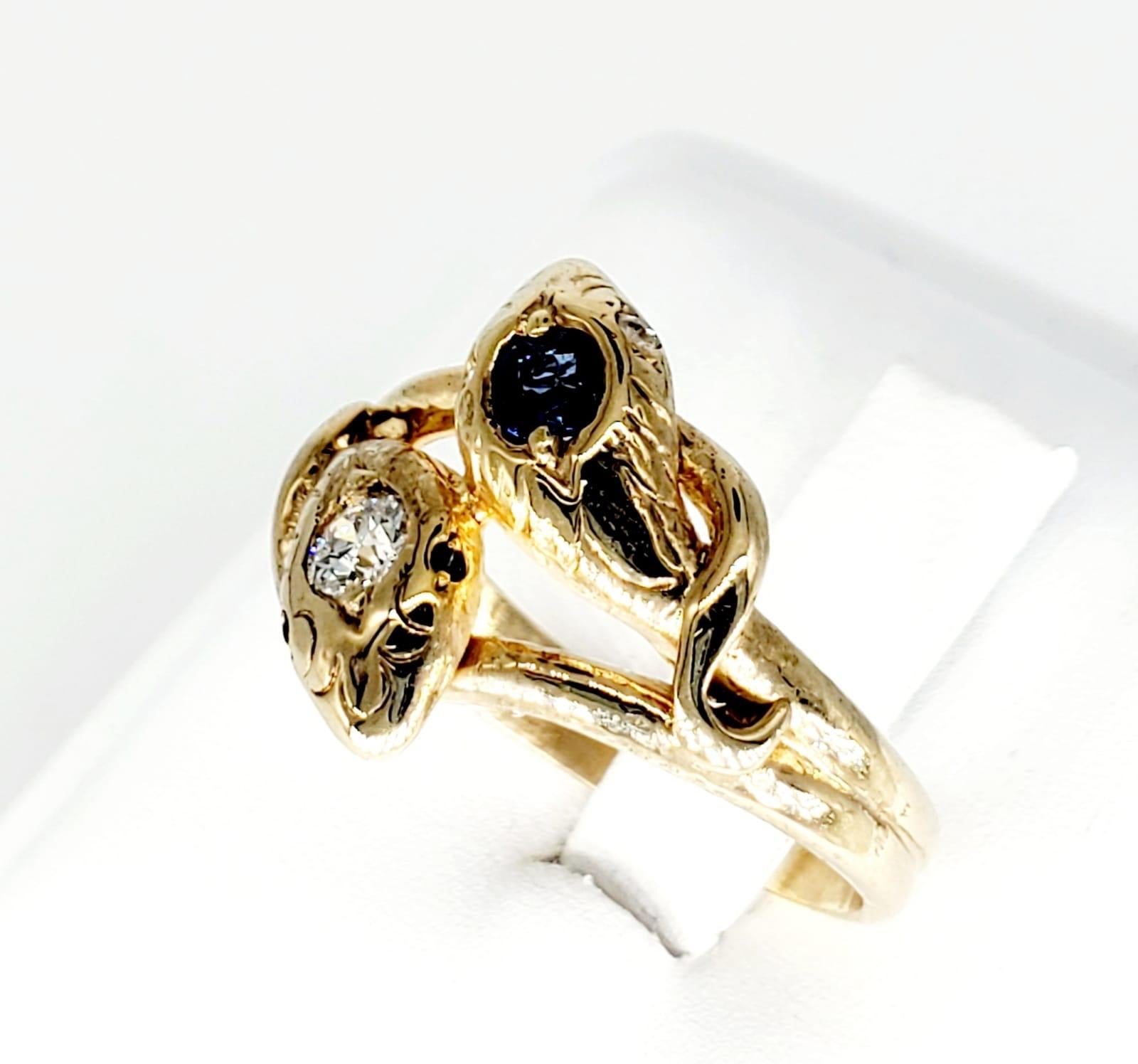 Retro 0.60 Carat Diamond and Sapphire Snake Ring 18 Karat Gold In Excellent Condition For Sale In Miami, FL