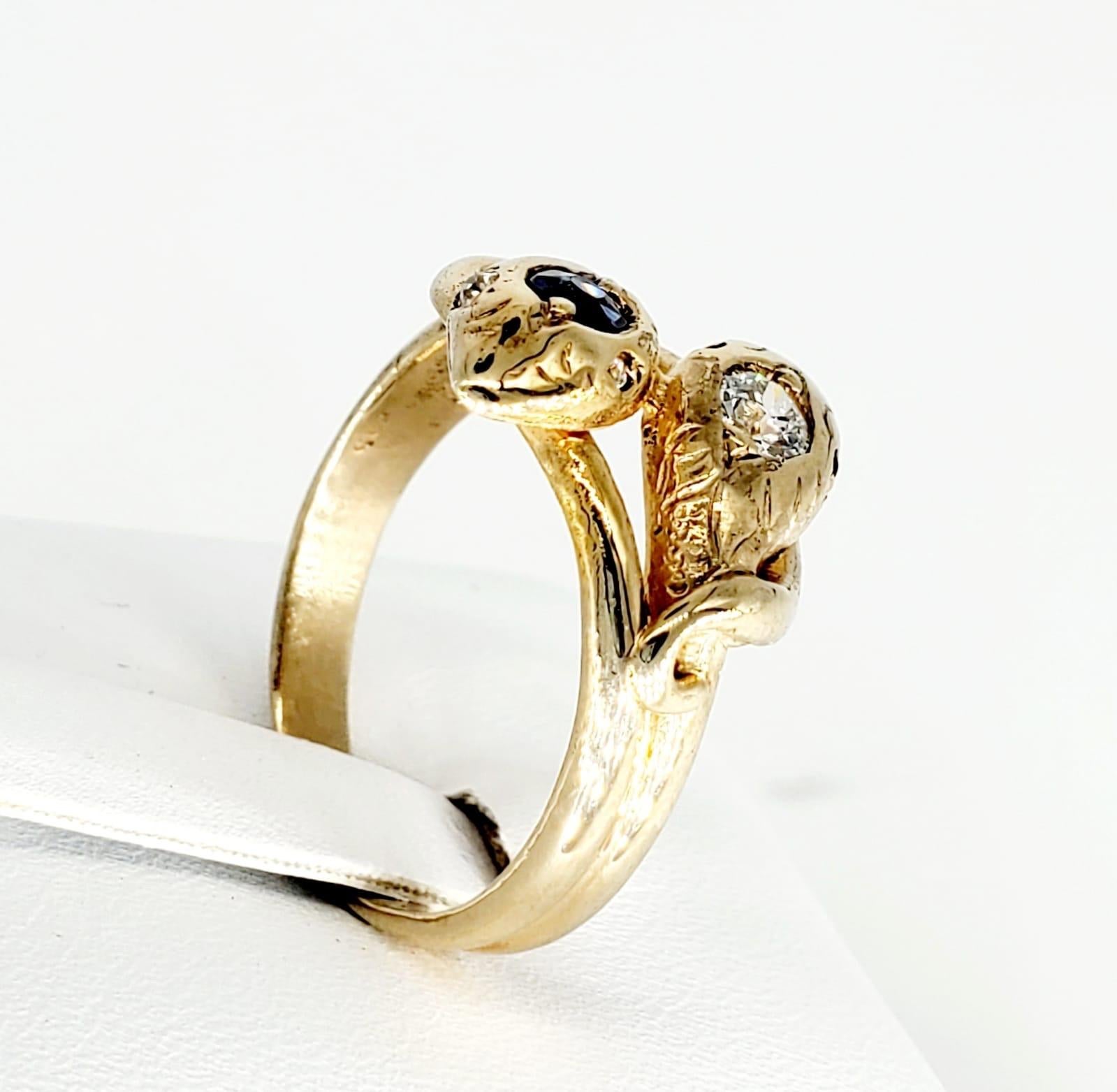 Retro 0.60 Carat Diamond and Sapphire Snake Ring 18 Karat Gold For Sale 1