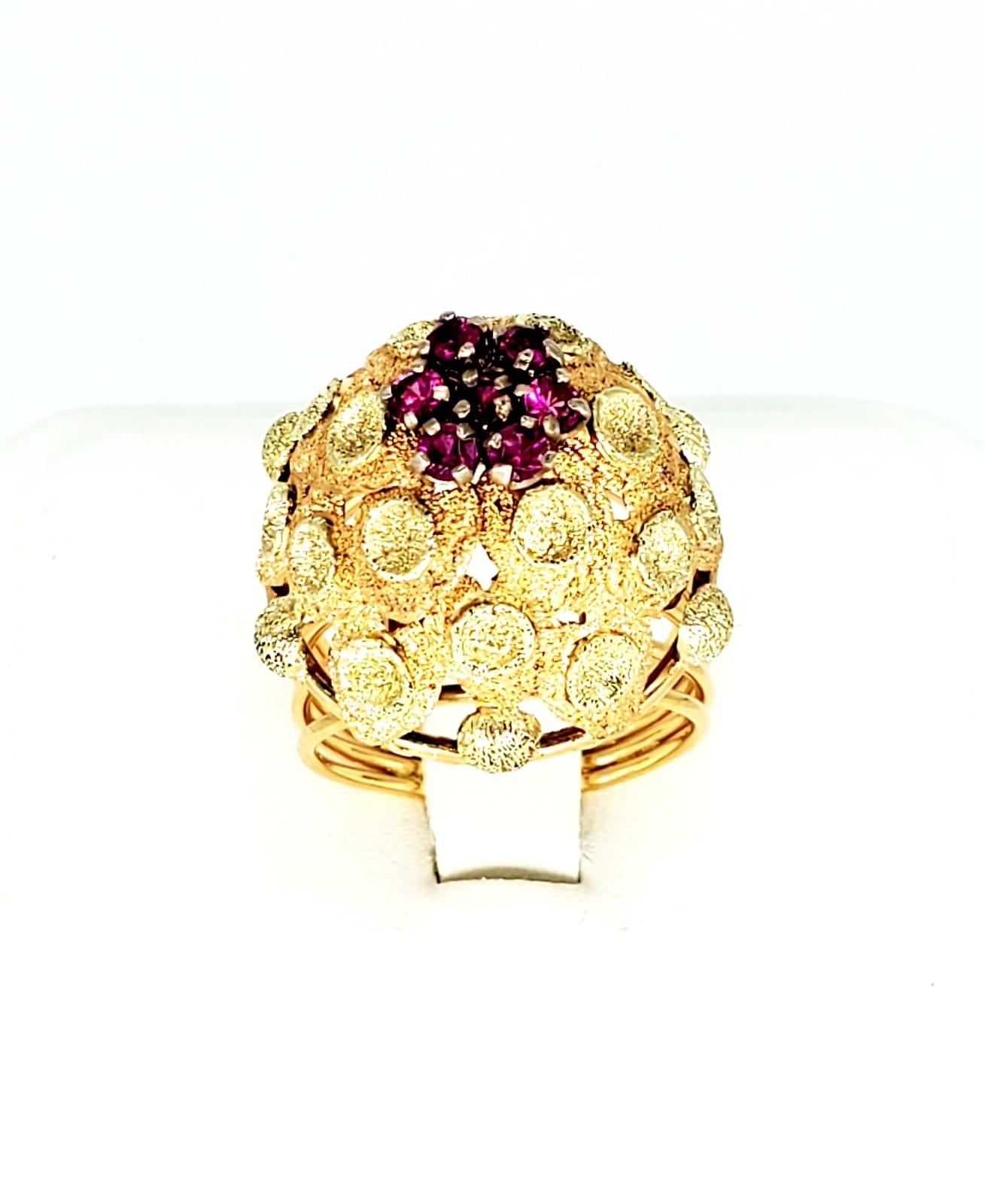 Round Cut Retro 0.70 Carat Ruby Bombay Style Cocktail 18 Karat Gold Ring For Sale