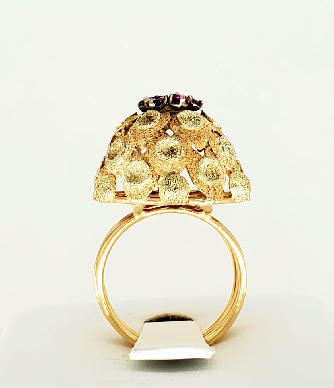Retro 0.70 Carat Ruby Bombay Style Cocktail 18 Karat Gold Ring In Good Condition For Sale In Miami, FL