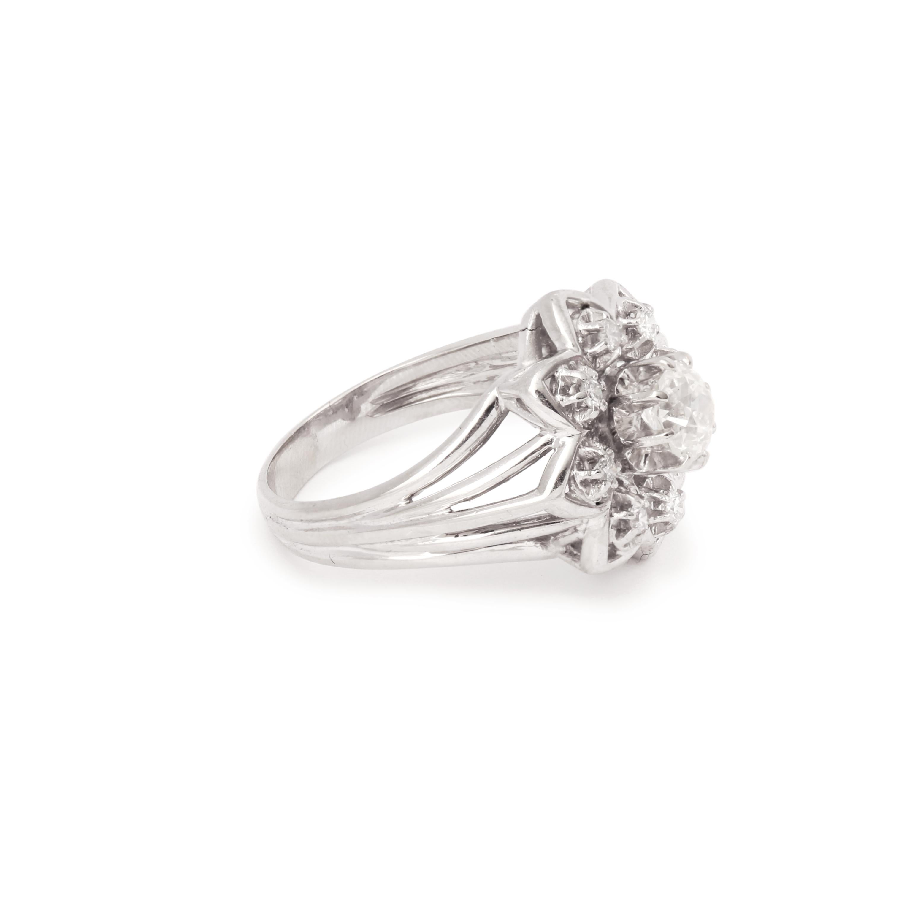 Magnificent daisy ring in white gold and platinum set with brilliant-cut diamonds and a central old-cut diamond.

Estimated weight of the central diamond : 0.90 carats

Total estimated weight of petal diamonds: 0.25 carats

Dimensions : 17.47 x