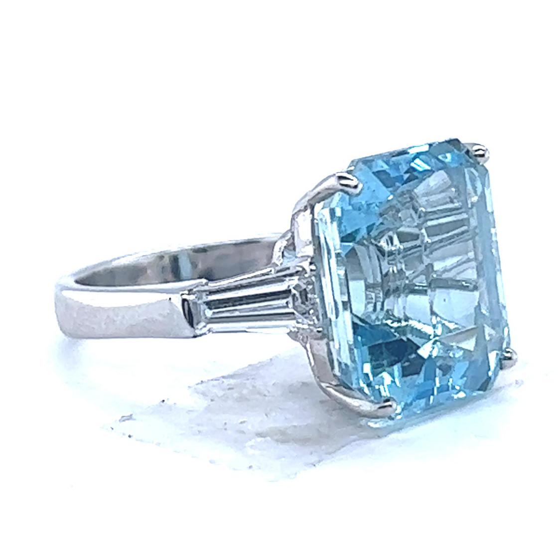 Retro 10.58 Carats Aquamarine Diamond Platinum Ring In Excellent Condition In Beverly Hills, CA