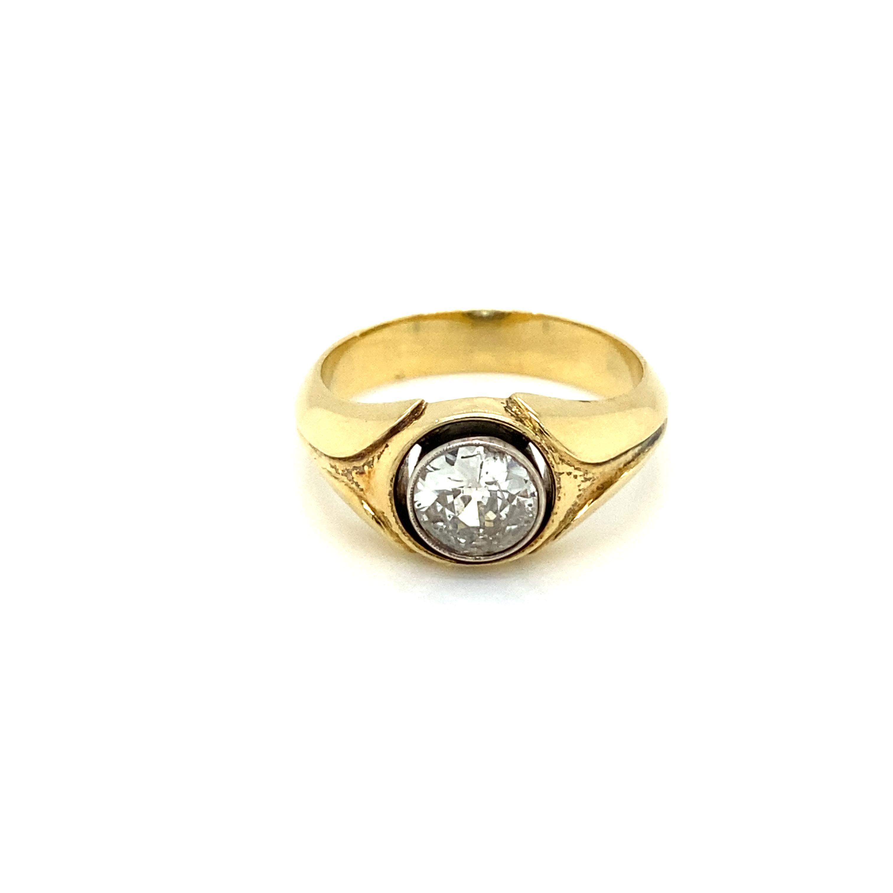 Simple and Beautiful unisex ring made of 18k yellow Gold, handcrafted in Italy circa 1950.

It is set with one full of charme sparkling old mine cut Diamond of 1,10 carat Graded J color P2 clarity.

CONDITION: Pre-Owned - Excellent 
METAL: 18k