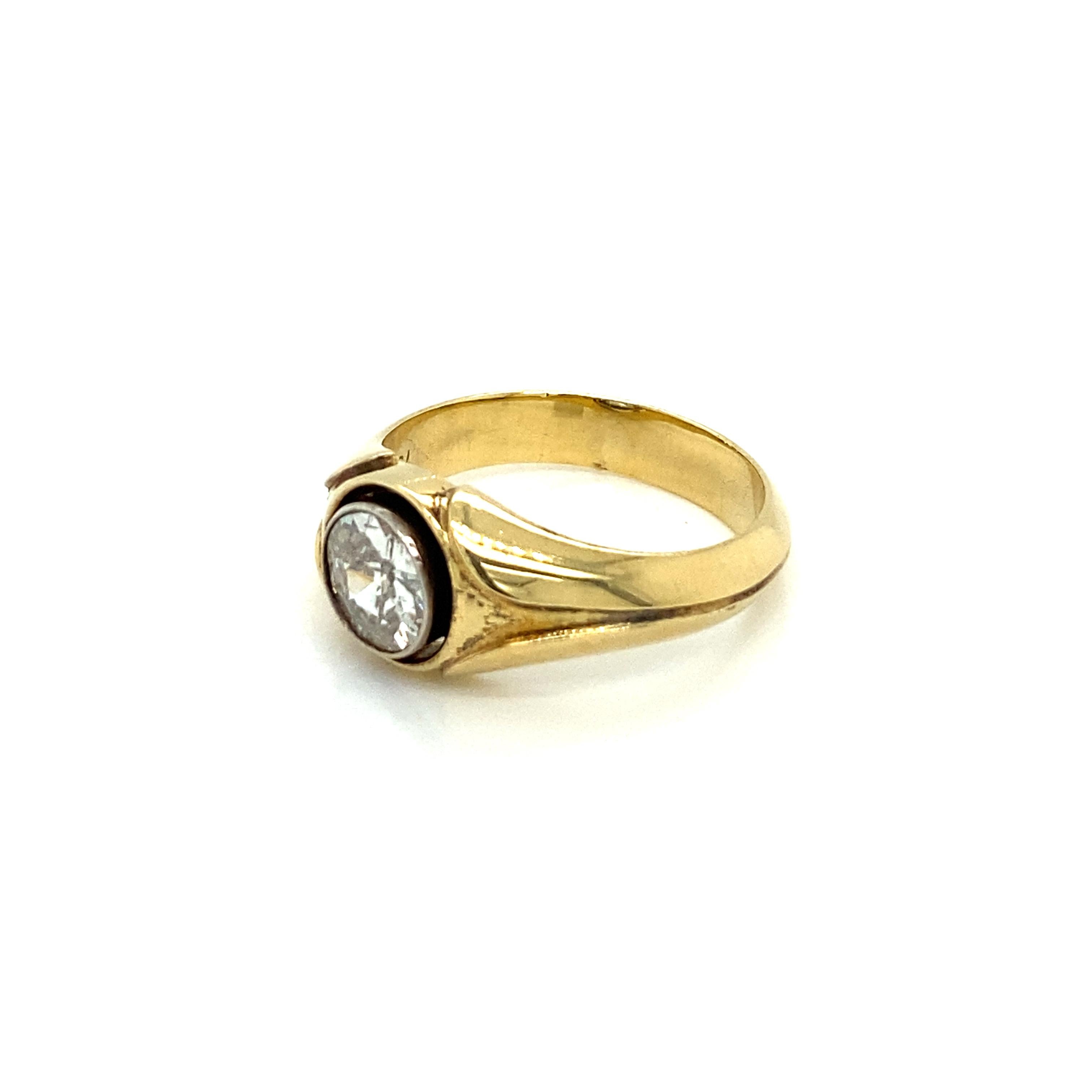 Retro 1.10 Carat Diamond Solitaire Unisex Gold Ring In Excellent Condition In Napoli, Italy