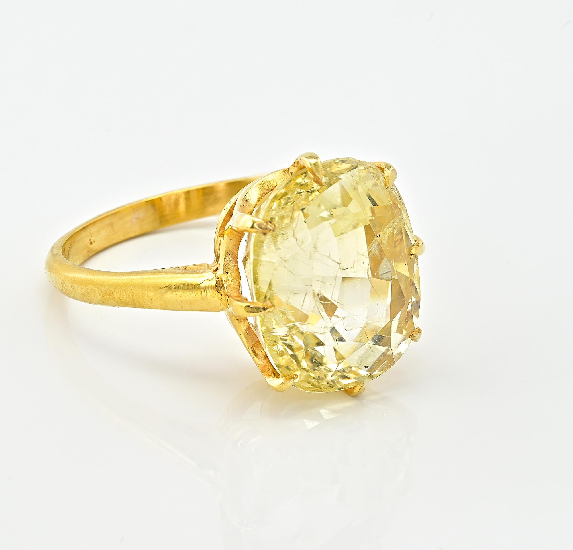 Retro 11.00 Ct Natural No Heat Yellow Sapphire Solitaire 18 Kt ring  In Good Condition For Sale In Napoli, IT