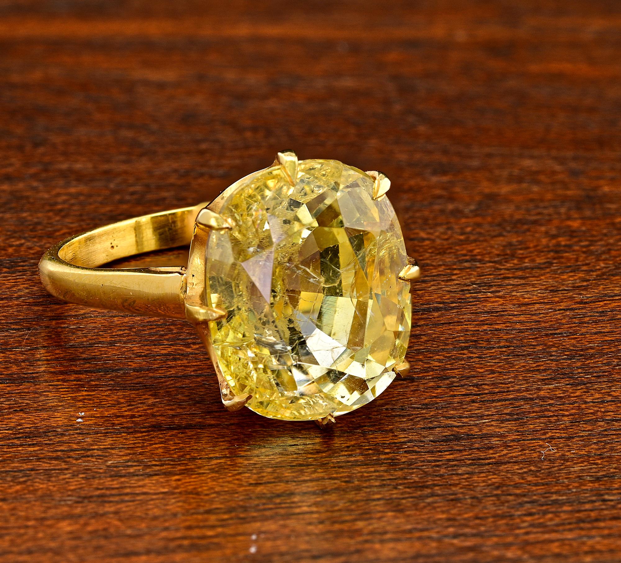 Women's Retro 11.00 Ct Natural No Heat Yellow Sapphire Solitaire 18 Kt ring  For Sale