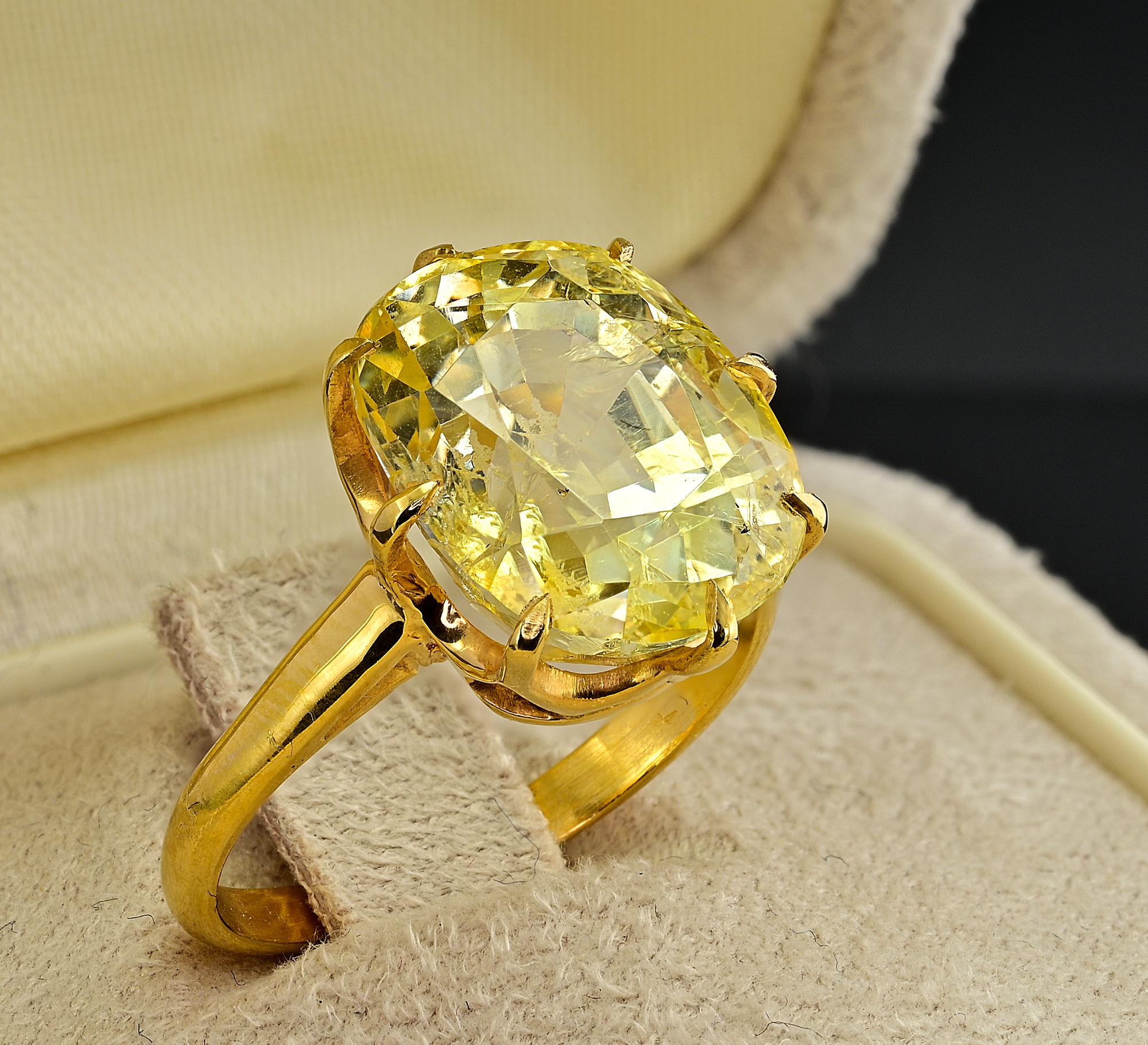 Retro 11.00 Ct Natural No Heat Yellow Sapphire Solitaire 18 Kt ring  For Sale 1