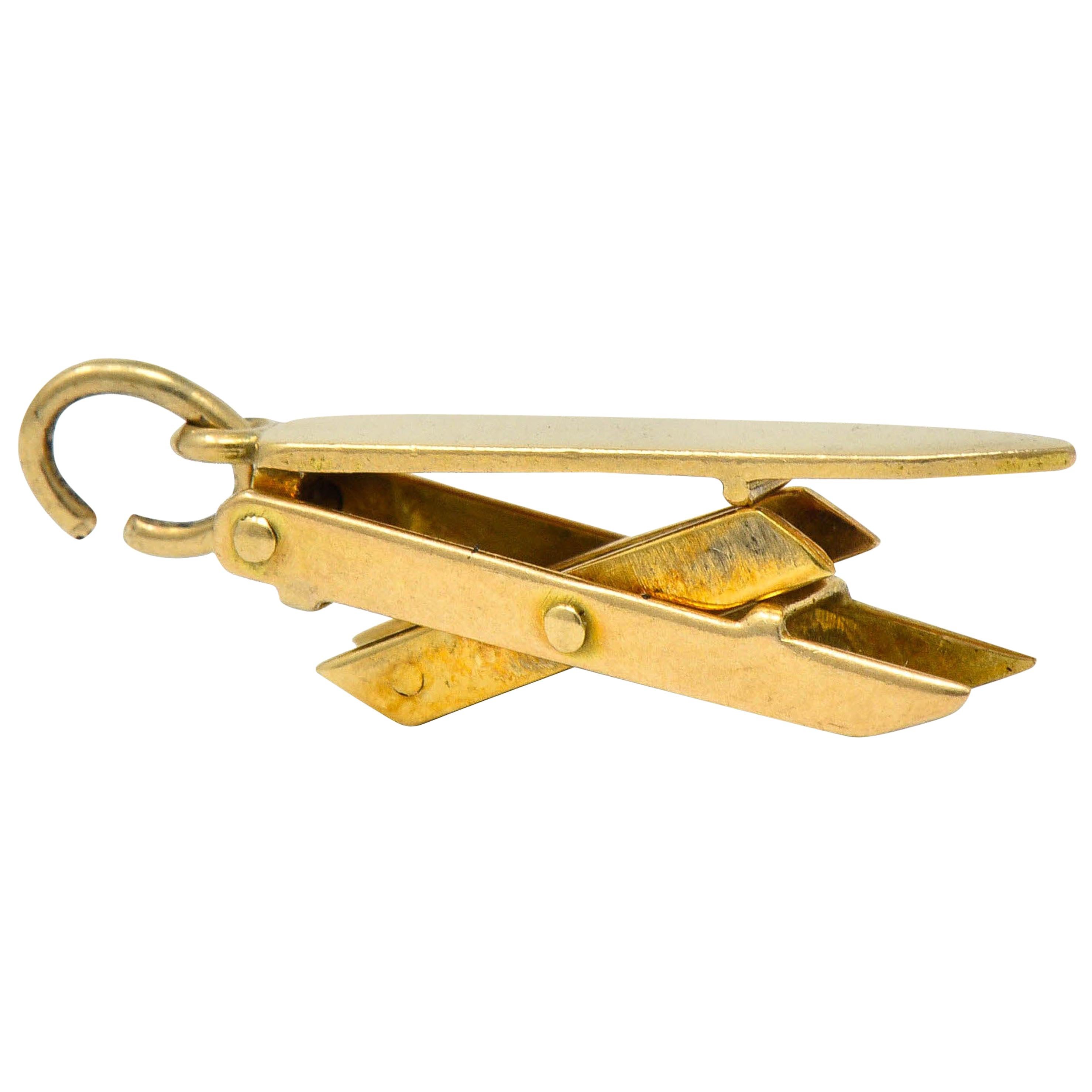 Retro 14 Karat Gold Collapsible Ironing Board Charme, zusammenklappbar im Angebot
