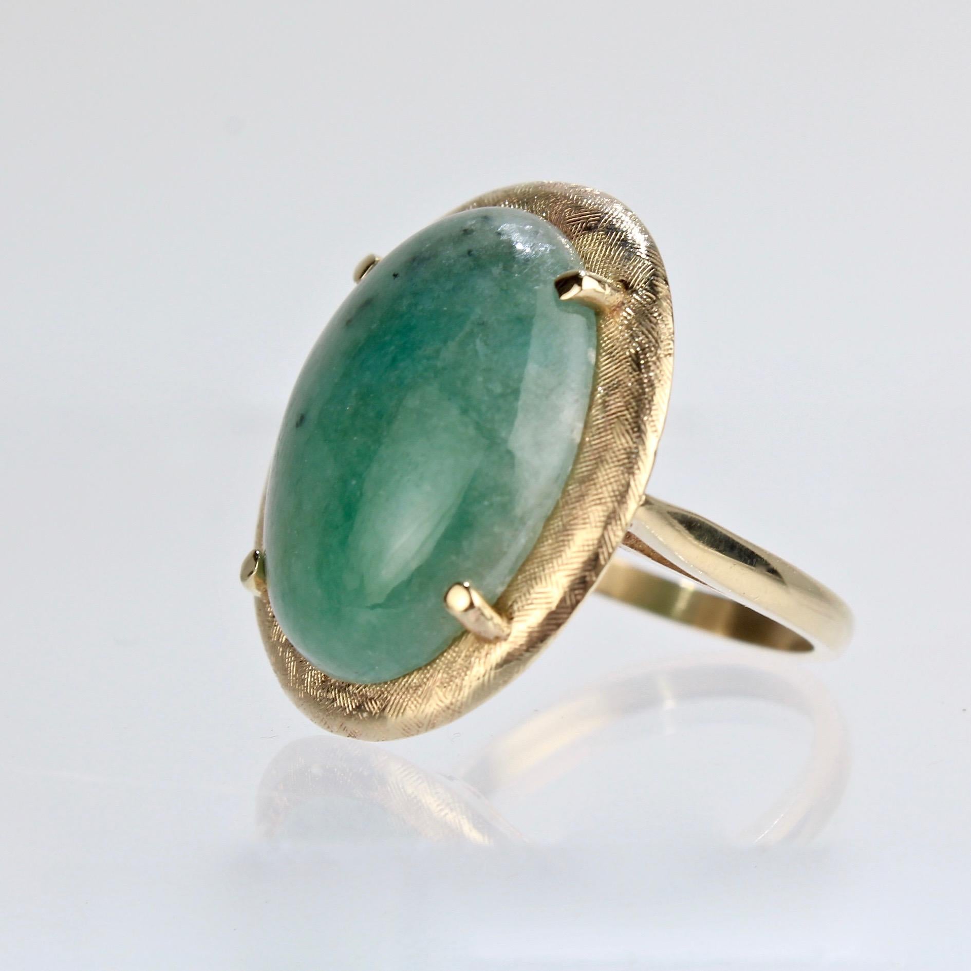 Ein feines Anwesen 14k Gold und Jade Ring.

Der aus den 1970er Jahren stammende Jadeit-Cabochon ist in einer strukturierten 14-karätigen Goldfassung gefasst. Das Fahrwerk hat ein durchbrochenes Design.

Ein lustiger Retro-Ring aus den 1970er