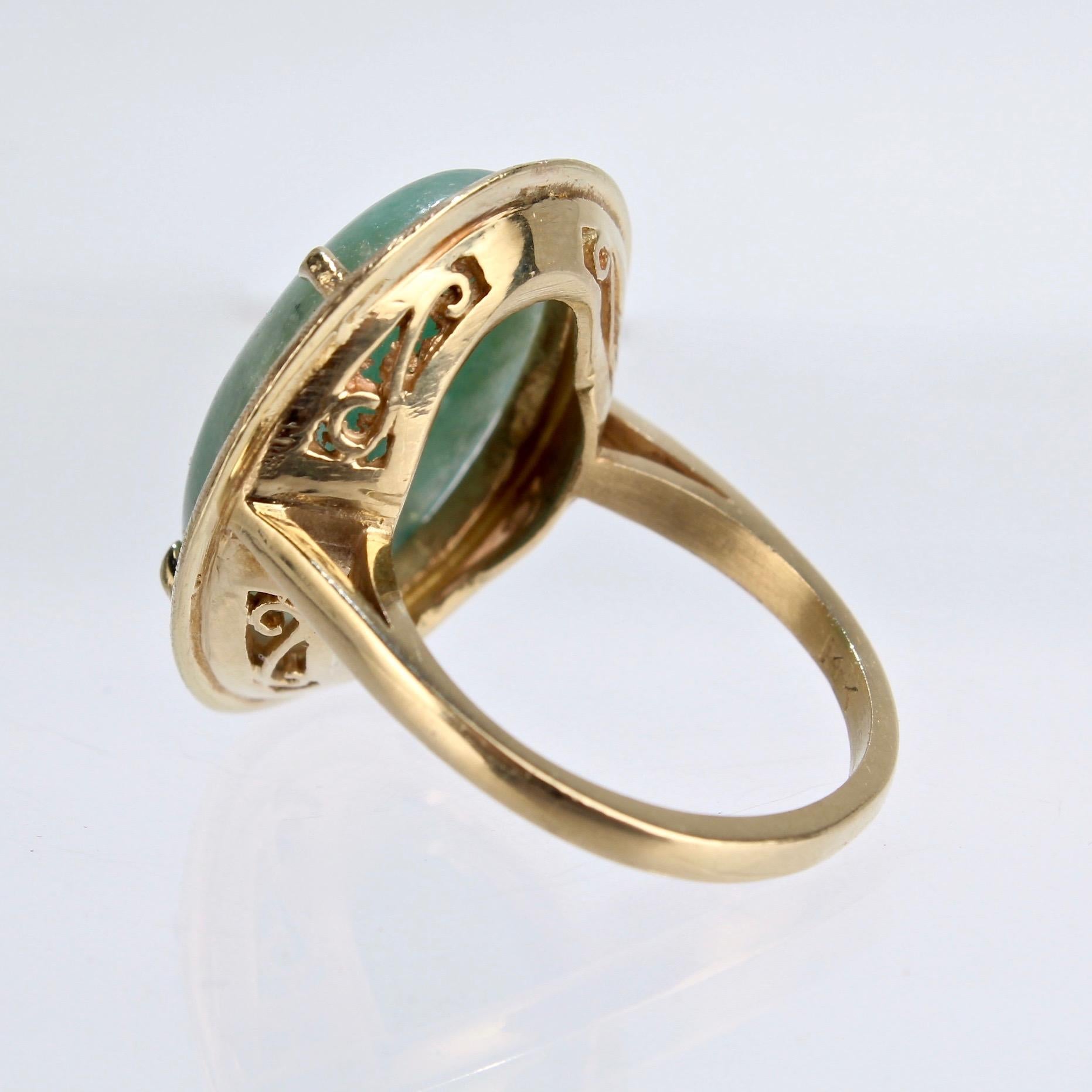 Retro 14 Karat Gold und Jade Cabochon Cocktail-Ring im Zustand „Gut“ im Angebot in Philadelphia, PA