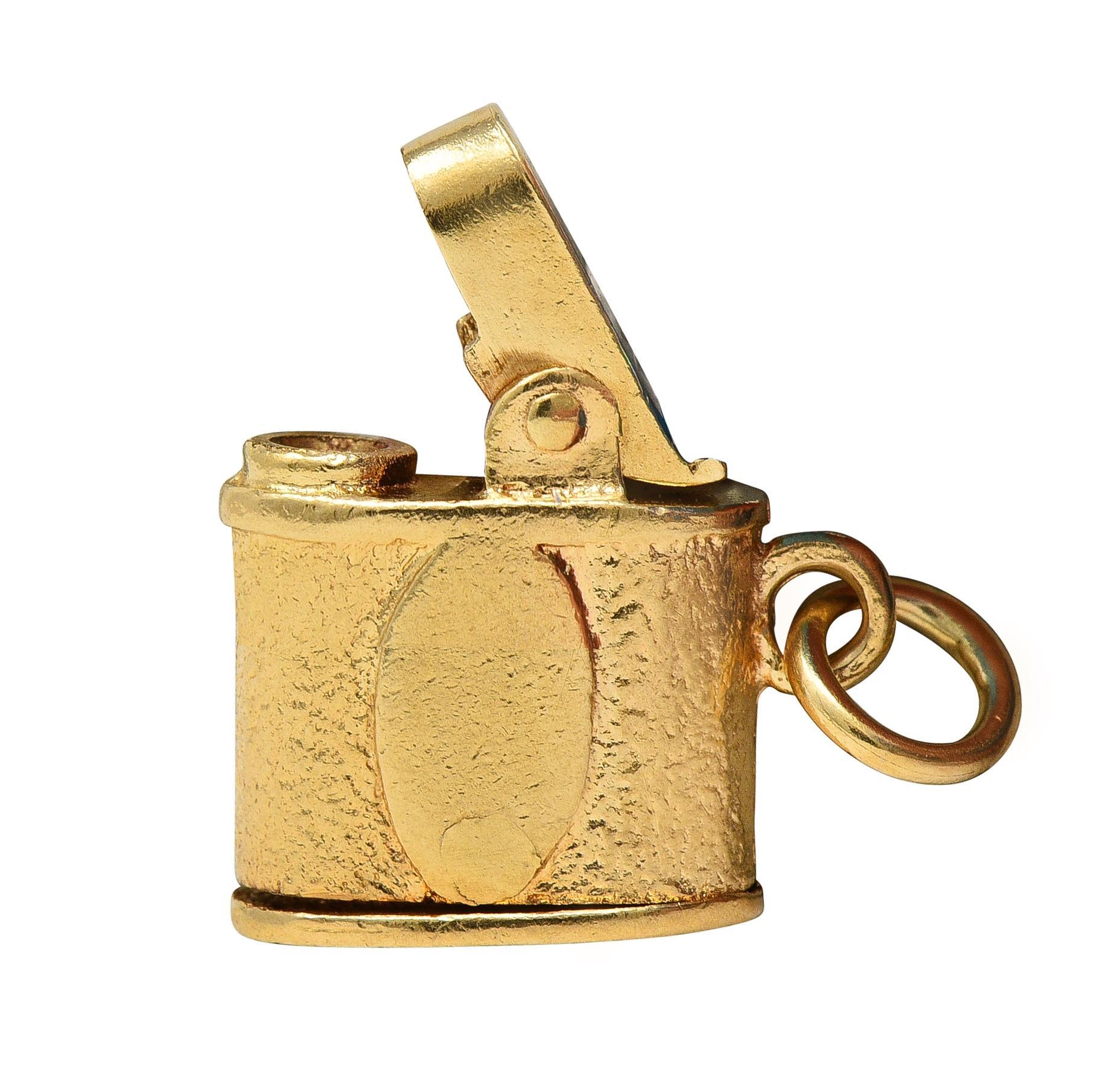 Conçu comme un briquet à haut rendement
Base texturée
Avec fourche fonctionnelle à charnière à ressort
Complété par une balle d'anneaux de saut
Estampillé pour l'or 14 carats
Signé pour Berton
Circa : 1940s
Mesures : 11/16 x 9/16 pouces - y compris