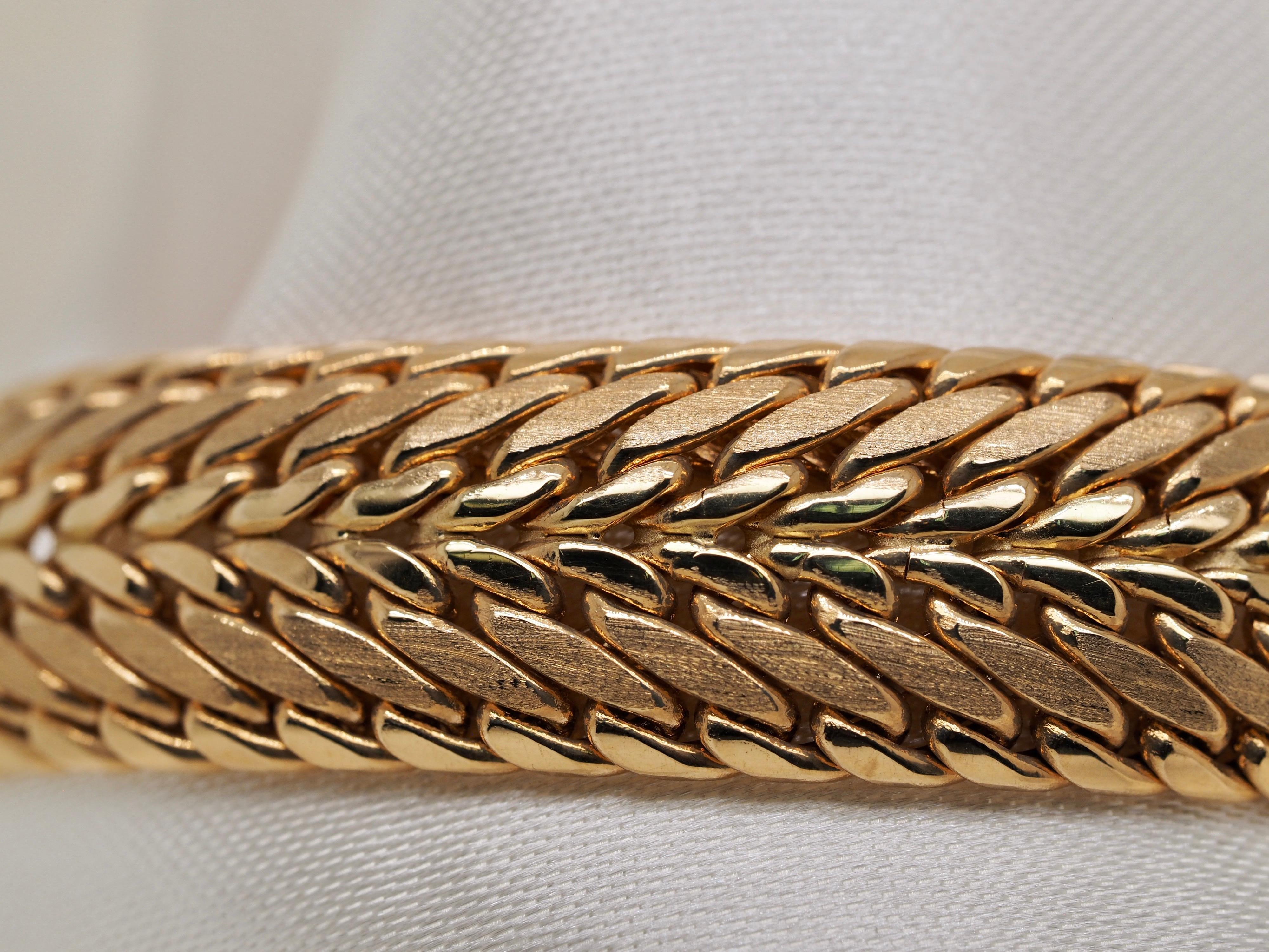 Retro 14 Karat Gelbgold Weizen und Mesh Armband. Die mittleren Glieder sind poliert und wechseln sich mit einer satinierten Oberfläche ab, was dem Ganzen einen besonderen Touch verleiht! Zu den Sicherheitsmerkmalen gehört eine