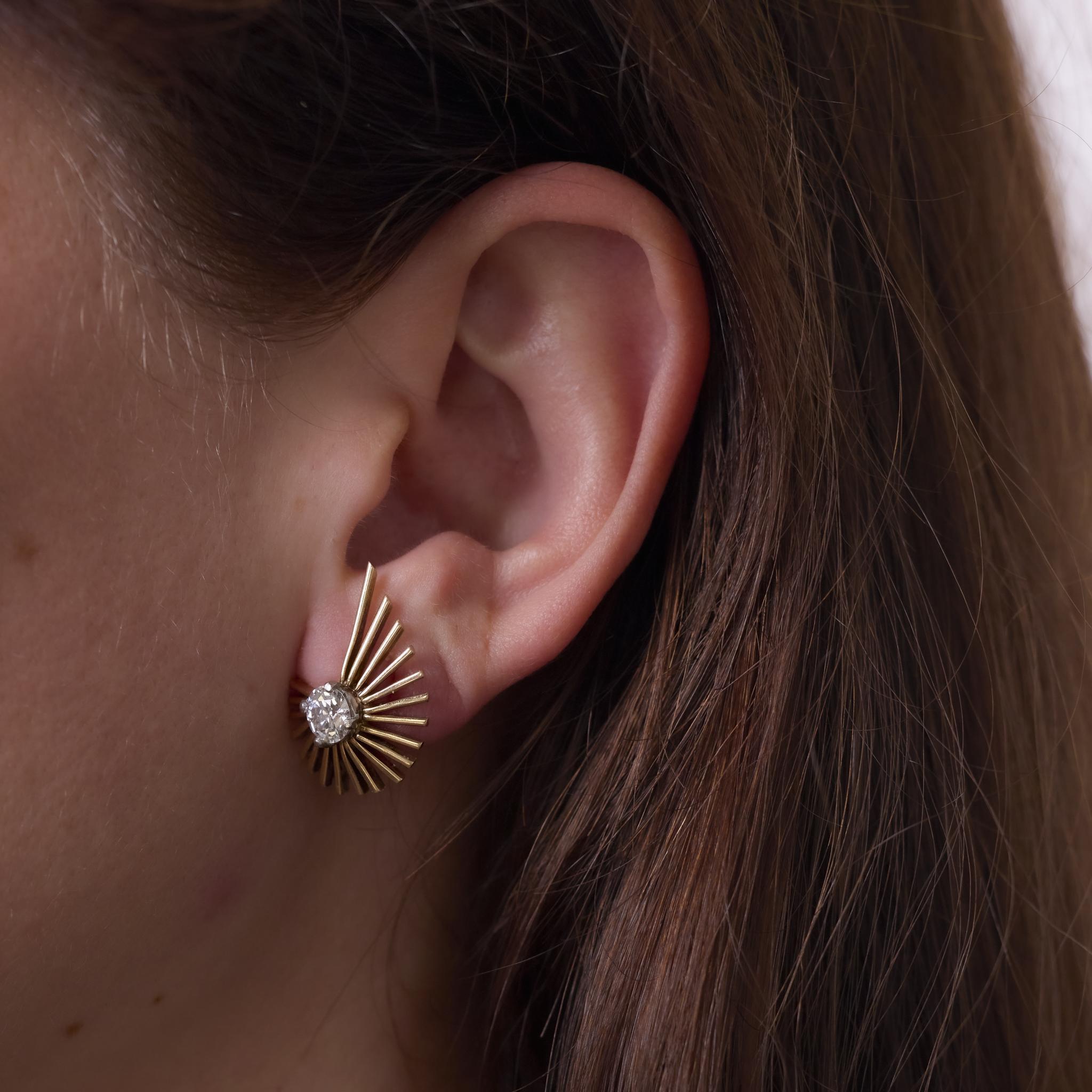 Ces boucles d'oreilles rétro des années 1940 sont fabriquées en or jaune 14k et comportent deux diamants de taille européenne ancienne totalisant environ 1,40 carat. Les diamants sont de couleur H et de pureté VS-SI, offrant une brillance vintage