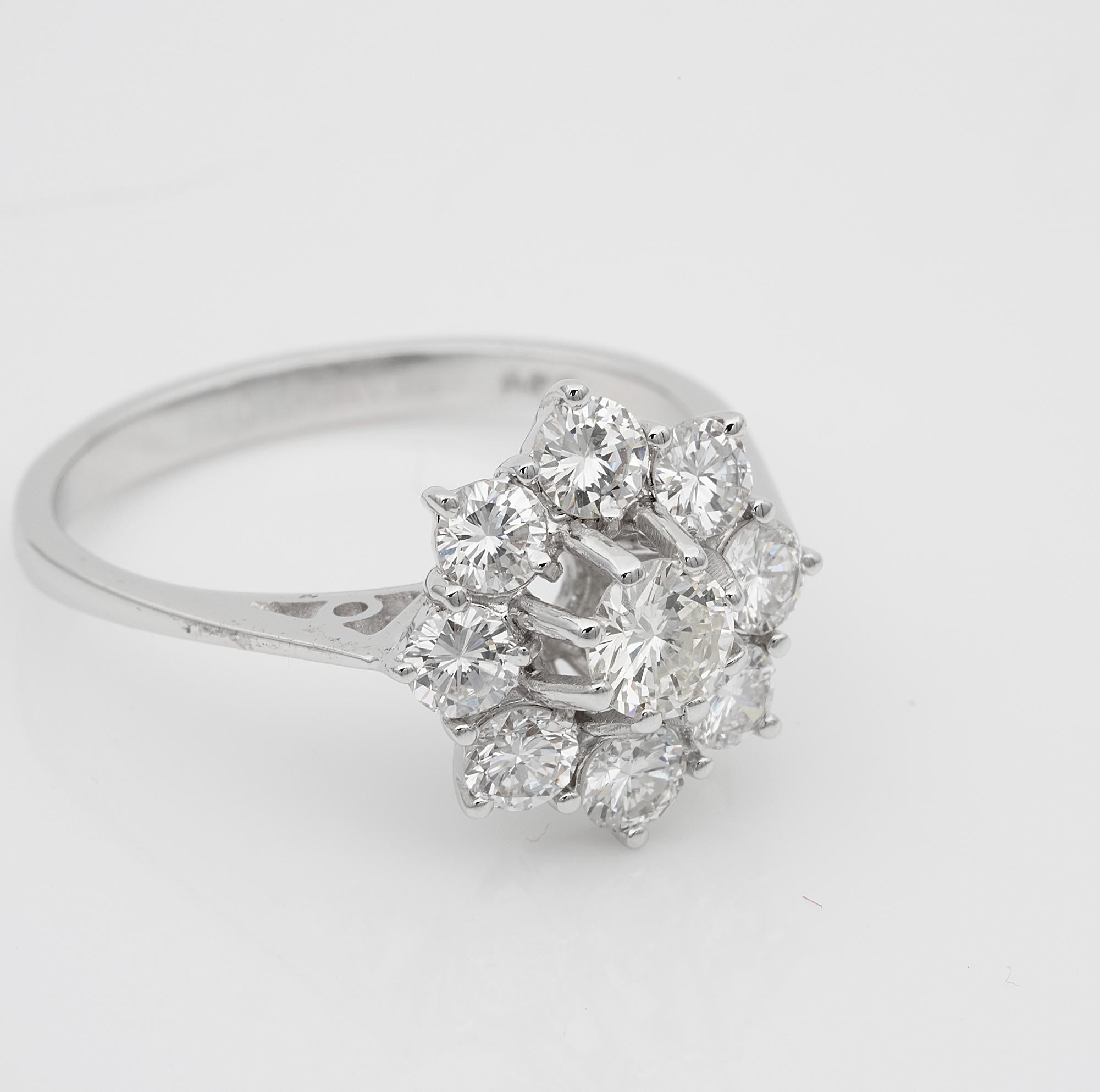 Retro 1.45 Ct G VVS Brilliant Cut Diamond Daisy 18 Kt Ring In Good Condition For Sale In Napoli, IT