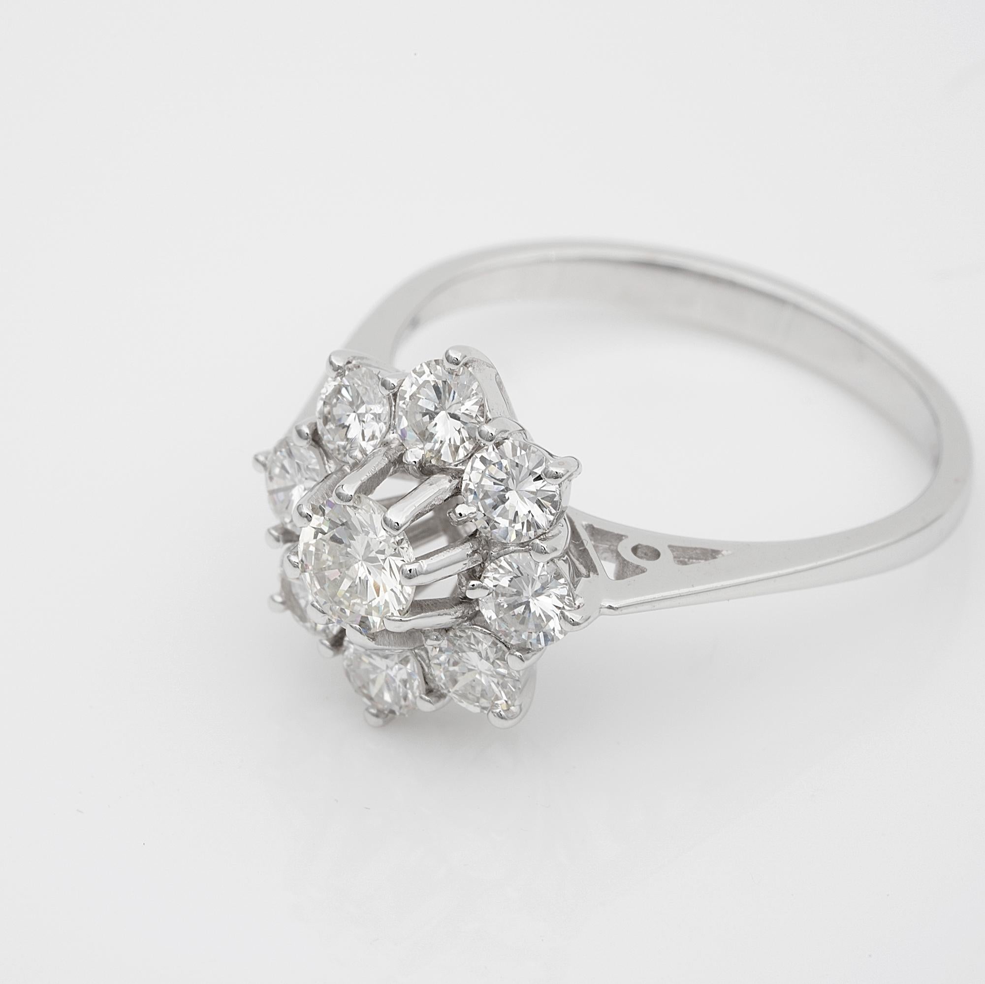 Retro 1.45 Ct G VVS Brilliant Cut Diamond Daisy 18 Kt Ring For Sale 1