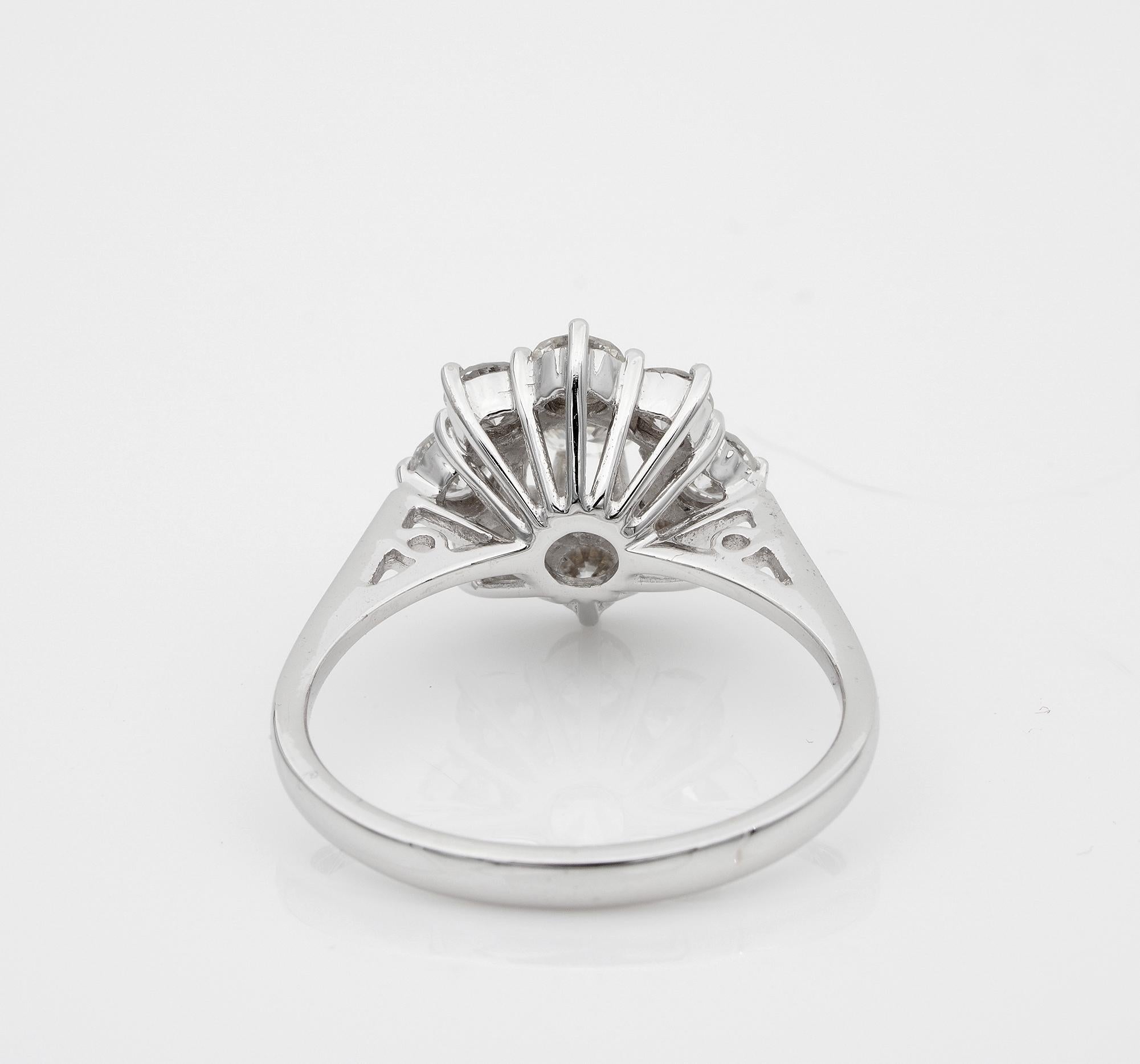 Retro 1.45 Ct G VVS Brilliant Cut Diamond Daisy 18 Kt Ring For Sale 3
