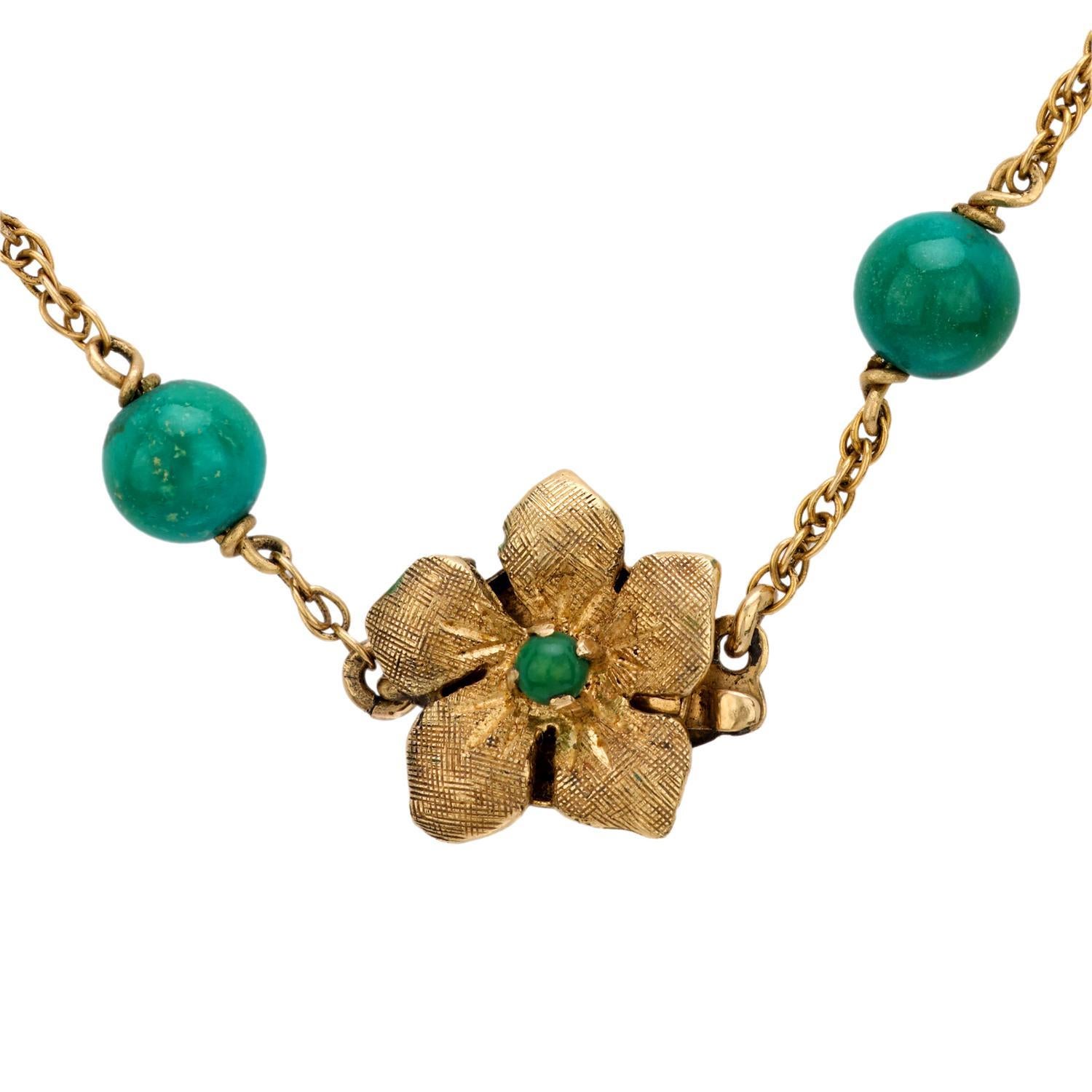 Una meravigliosa collana di perline di amazzonite di epoca rétro (ca. 1940)! Questo bellissimo pezzo è composto da un unico filo di perline di amazzonite separate da una sottile catena in oro 14k. Tutte le perle di amazzonite sono levigate e hanno