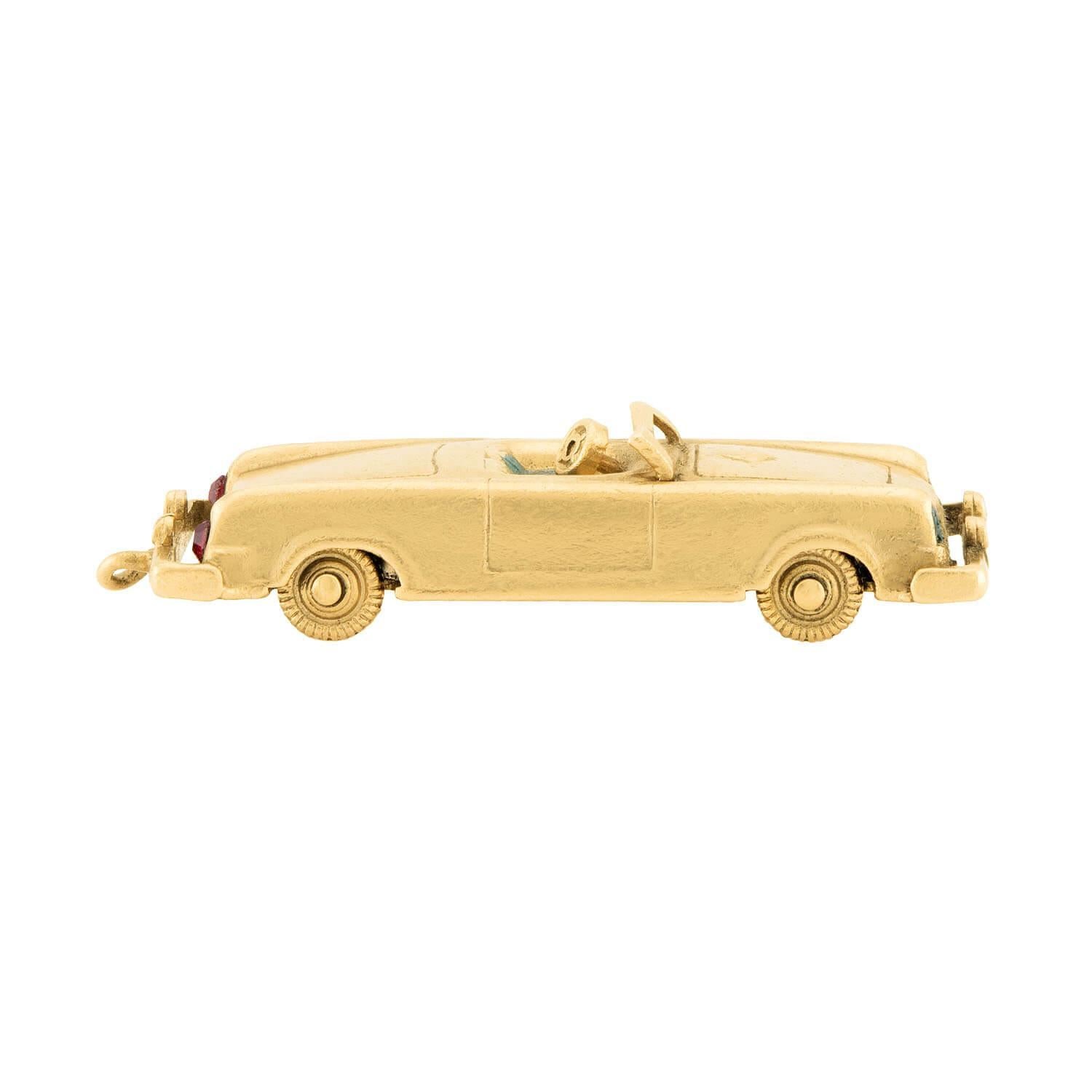 Ein wunderschöner goldener Charme aus der Retro-Ära (ca. 1940er Jahre)! Dieses ungewöhnliche Sammlerstück ist aus 14-karätigem Gelbgold gefertigt und stellt ein Cabriolet dar! Die Oberfläche des Fahrzeugs ist glatt, und auf der Motorhaube und der