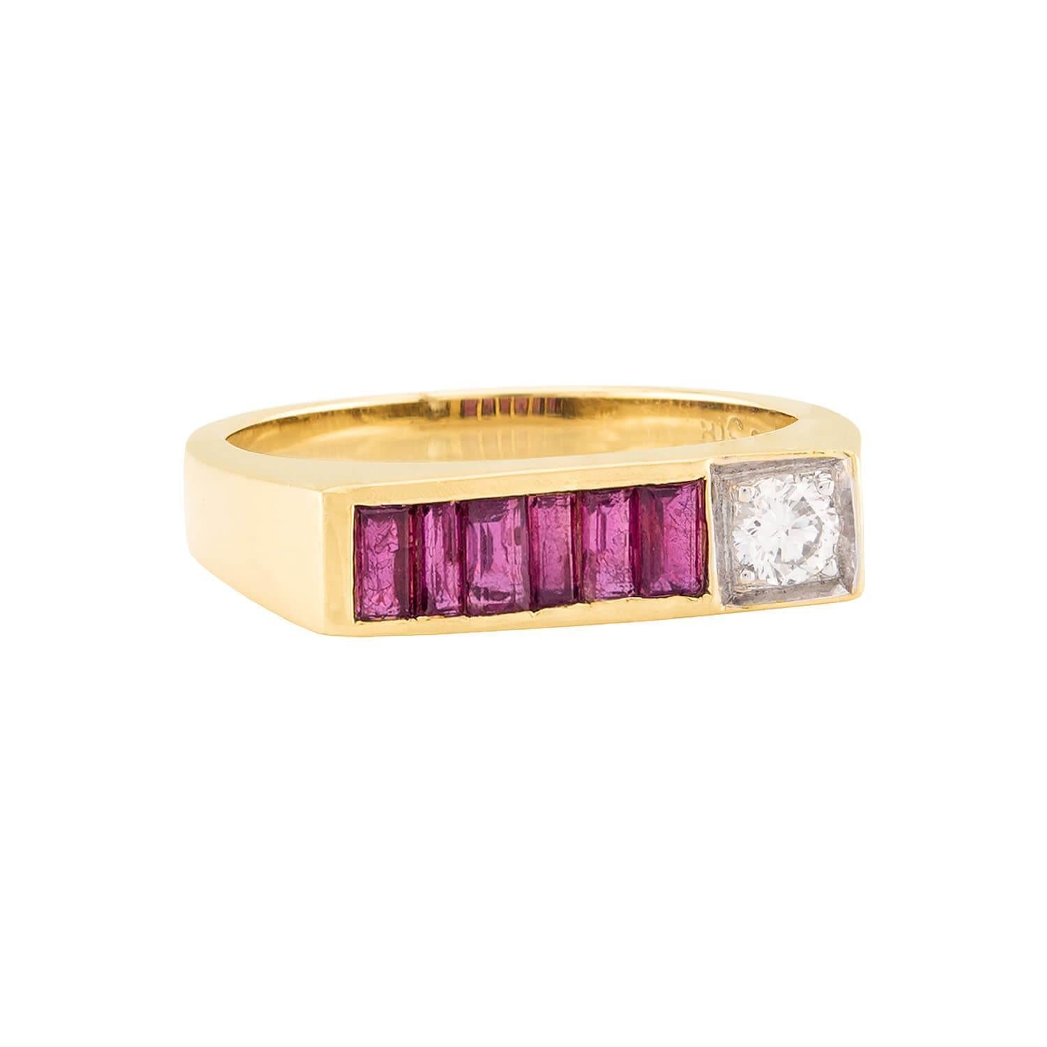 ¡Un precioso anillo de diamantes y rubíes de la época retro (ca1940s)! Elaborado en oro amarillo de 14 quilates, el frente de este anillo presenta una hilera horizontal de piedras. La primera piedra es un diamante de talla europea antigua de 0,12 ct