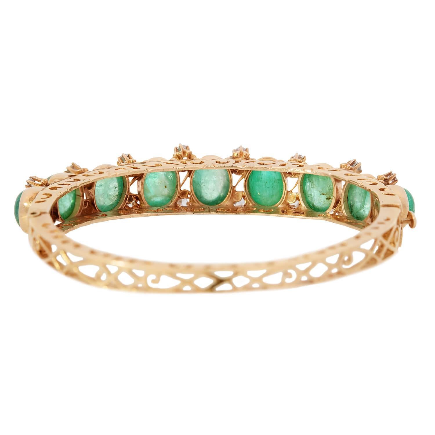 Retro 14k Smaragd- und Diamant-Armreif (Ovalschliff) im Angebot