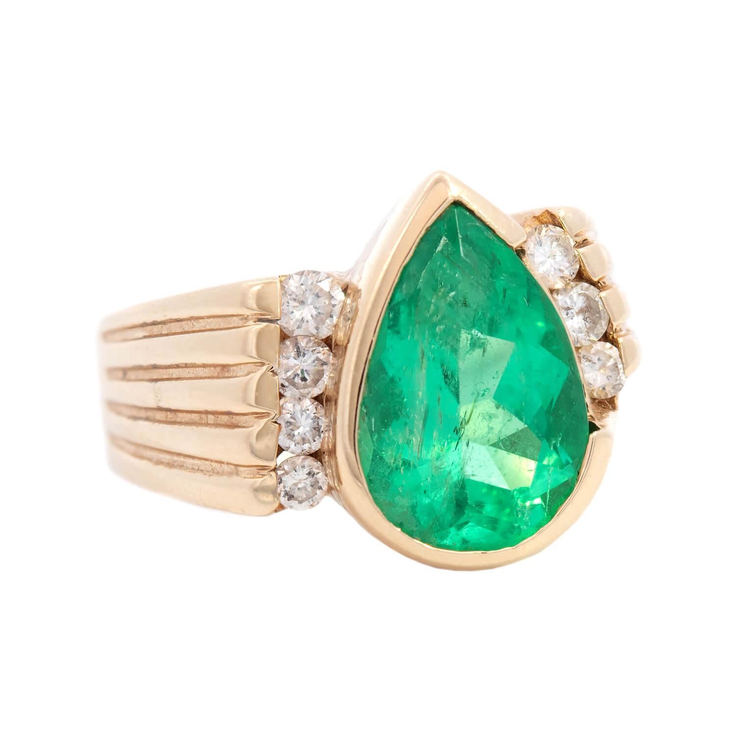 Ein prächtiger Smaragd- und Diamantring aus der Retro-Ära (ca. 1960er Jahre)! Der Ring aus 14-karätigem Gelbgold ist mit einem Smaragd im Birnenschliff besetzt. Der Smaragd ist in einer Lünette gefasst und hat ein Karatgewicht von 4ct. Der Smaragd